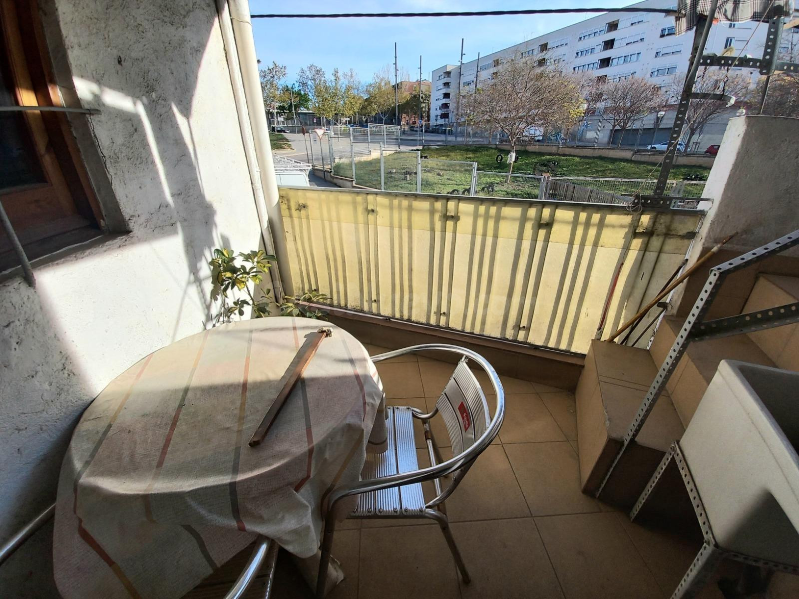 CHALET ADOSADO A REFORMAR, ESQUINERO CON SALIDA A DOS CALLES