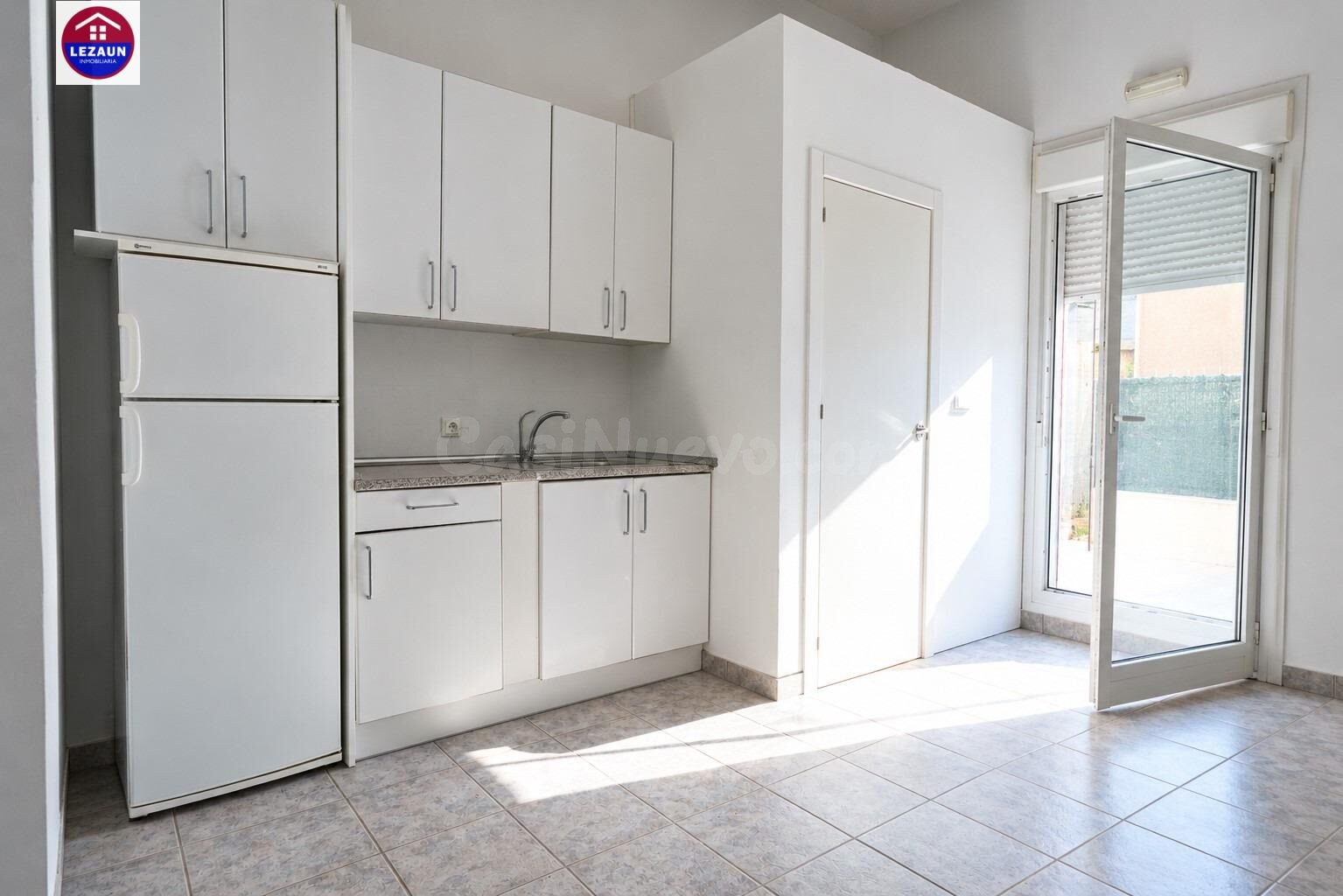 PISO EN RENTABILIDAD CON GARAJE Y JARDÍN PRIVADO EN LA ZONA  - foto 4