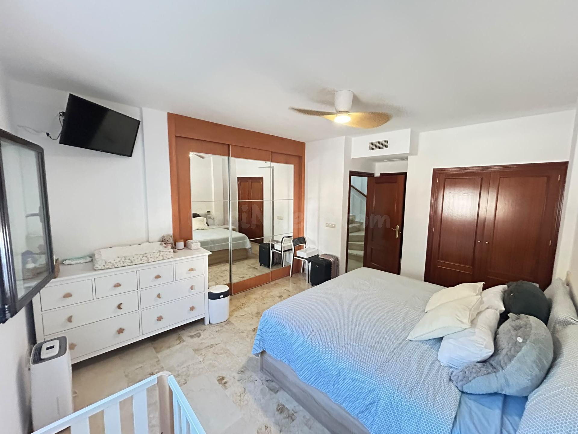 EN EXCLUSIVA CASA EN LA ZONA DE SAN JUAN CON PLAZA DE PARKIN - foto 3
