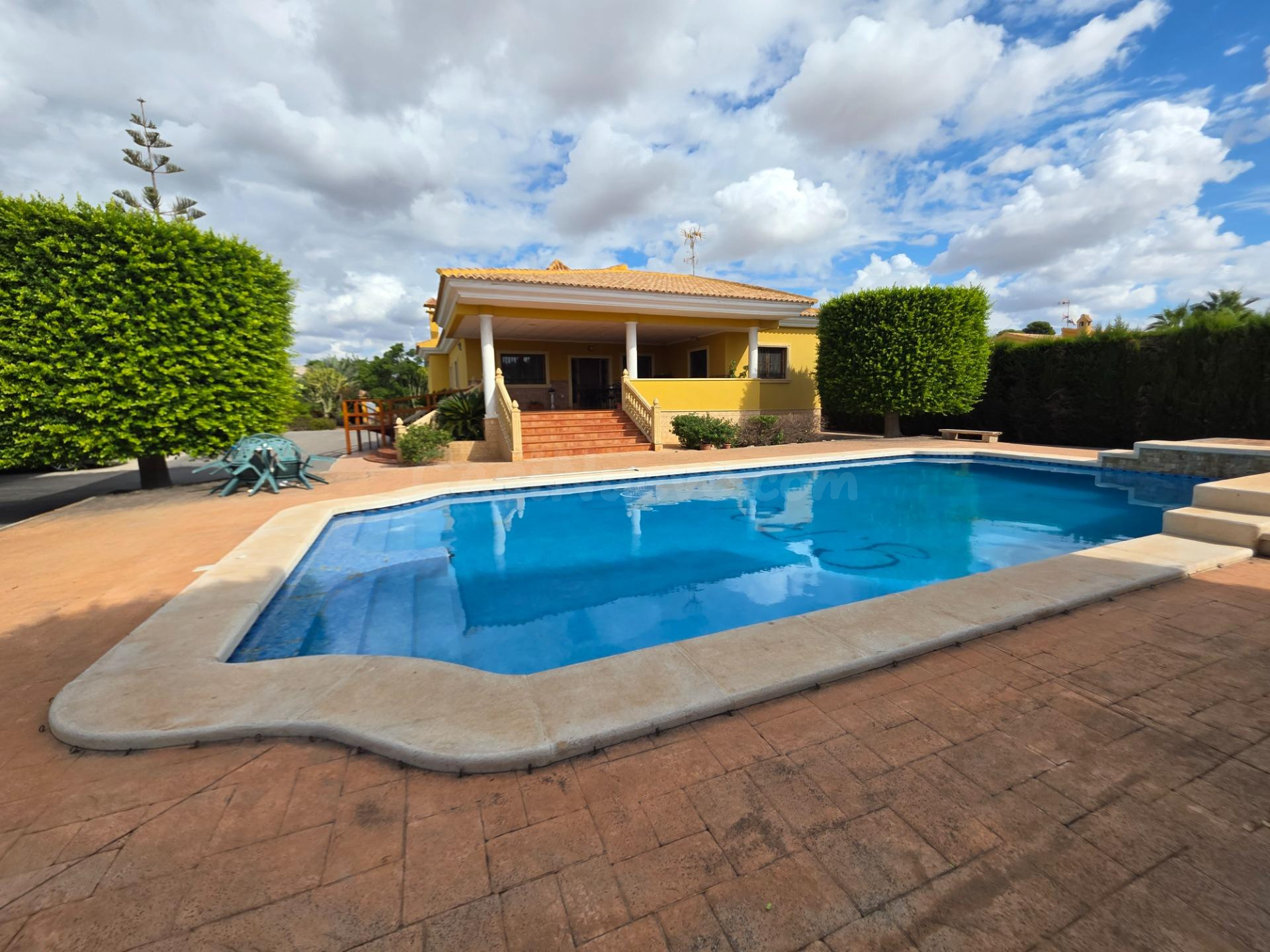 Chalet con piscina, casa de invitados y nave de 300 m2 a 1 k