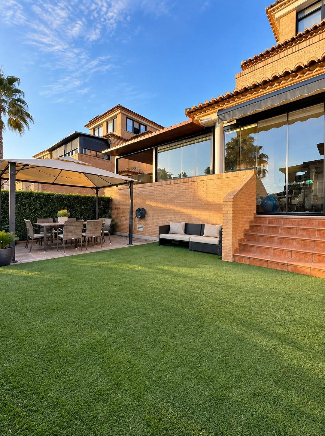 Chalet pareado de 5 habitaciones con jardín, piscina y terrazas en Paterna