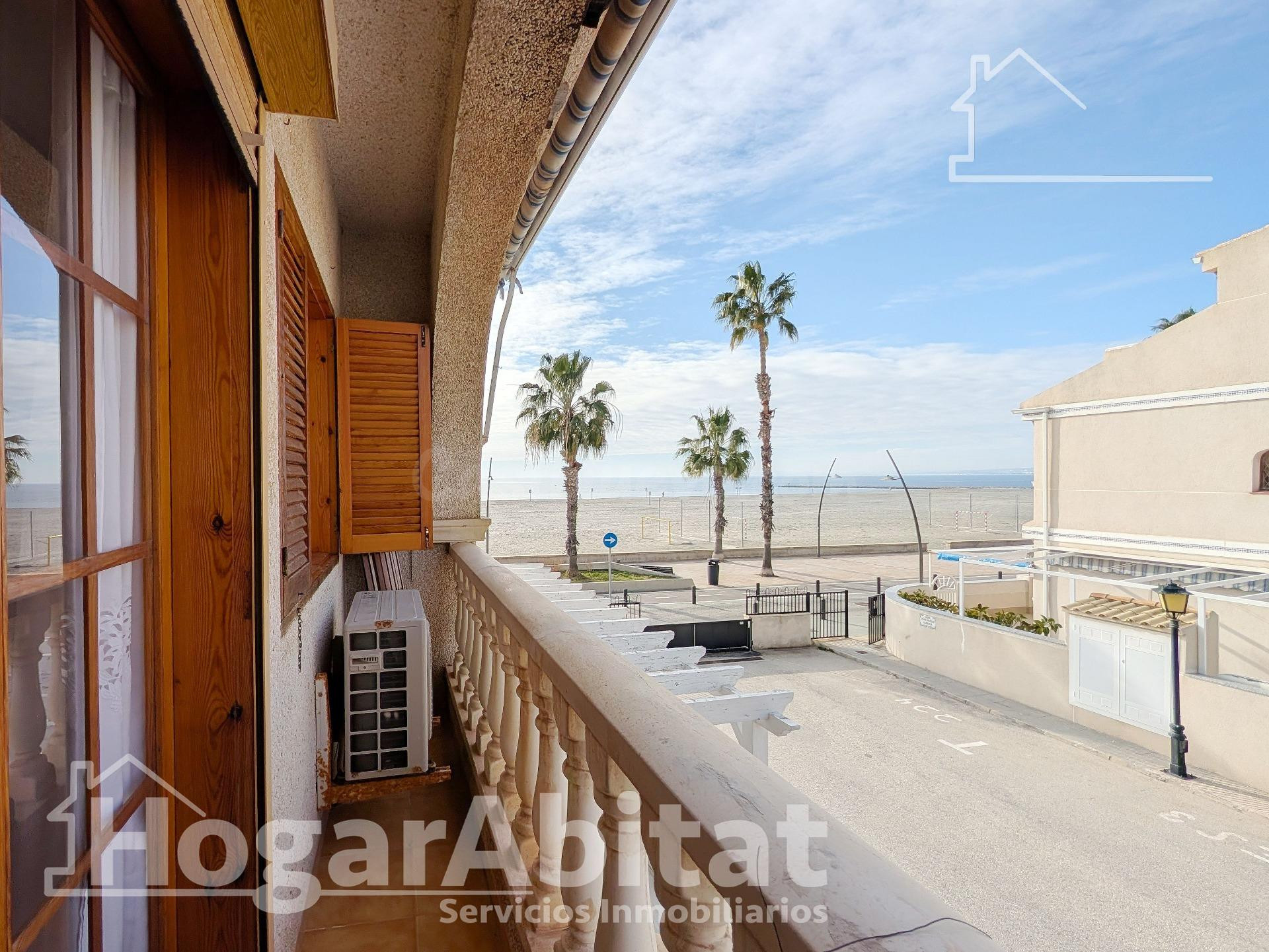 ¡PRIMERA LÍNEA DE PLAYA! PRECIOSA CASA AMPLIA EN RESIDENCIAL CON DOS TERRAZAS Y PARKING