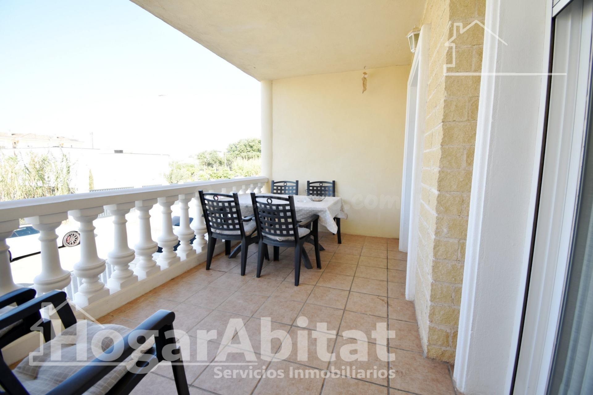 ADOSADO CON PISCINA, GARAJE Y DOS TERRAZAS CERCA DE LA PLAYA - foto 2