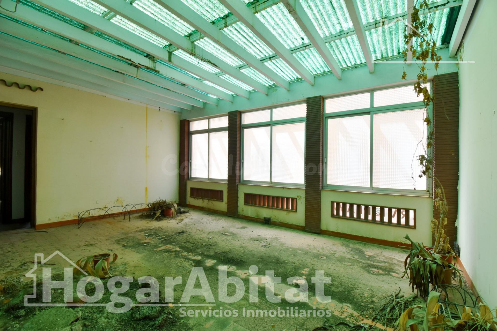 ¡EXCLUSIVA CASA EN EL CENTRO CON GRAN POTENCIAL PARA REFORMA - foto 2