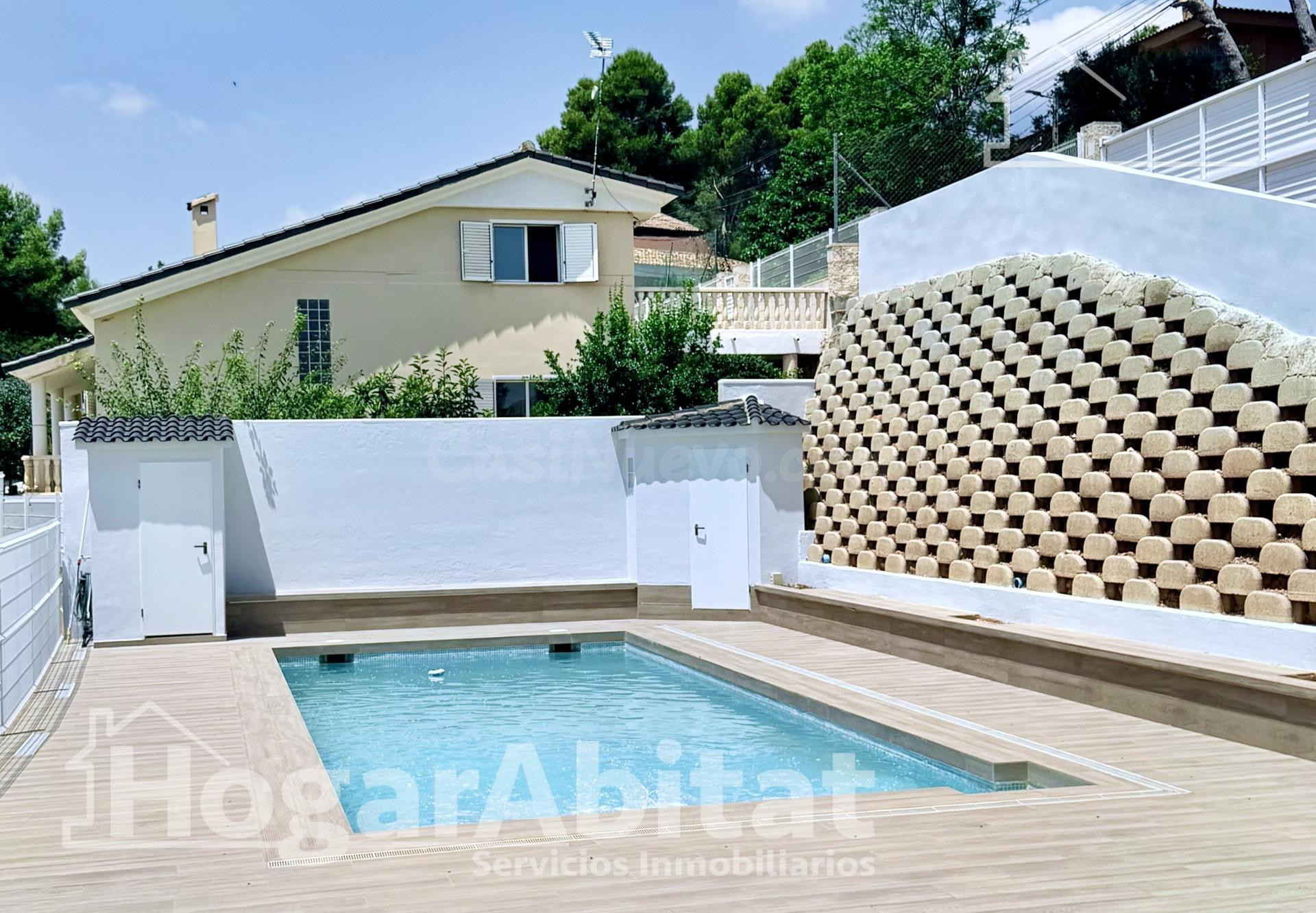 GRAN CHALET DE DOS PLANTAS CON PISCINA Y VISTAS DESPEJADAS