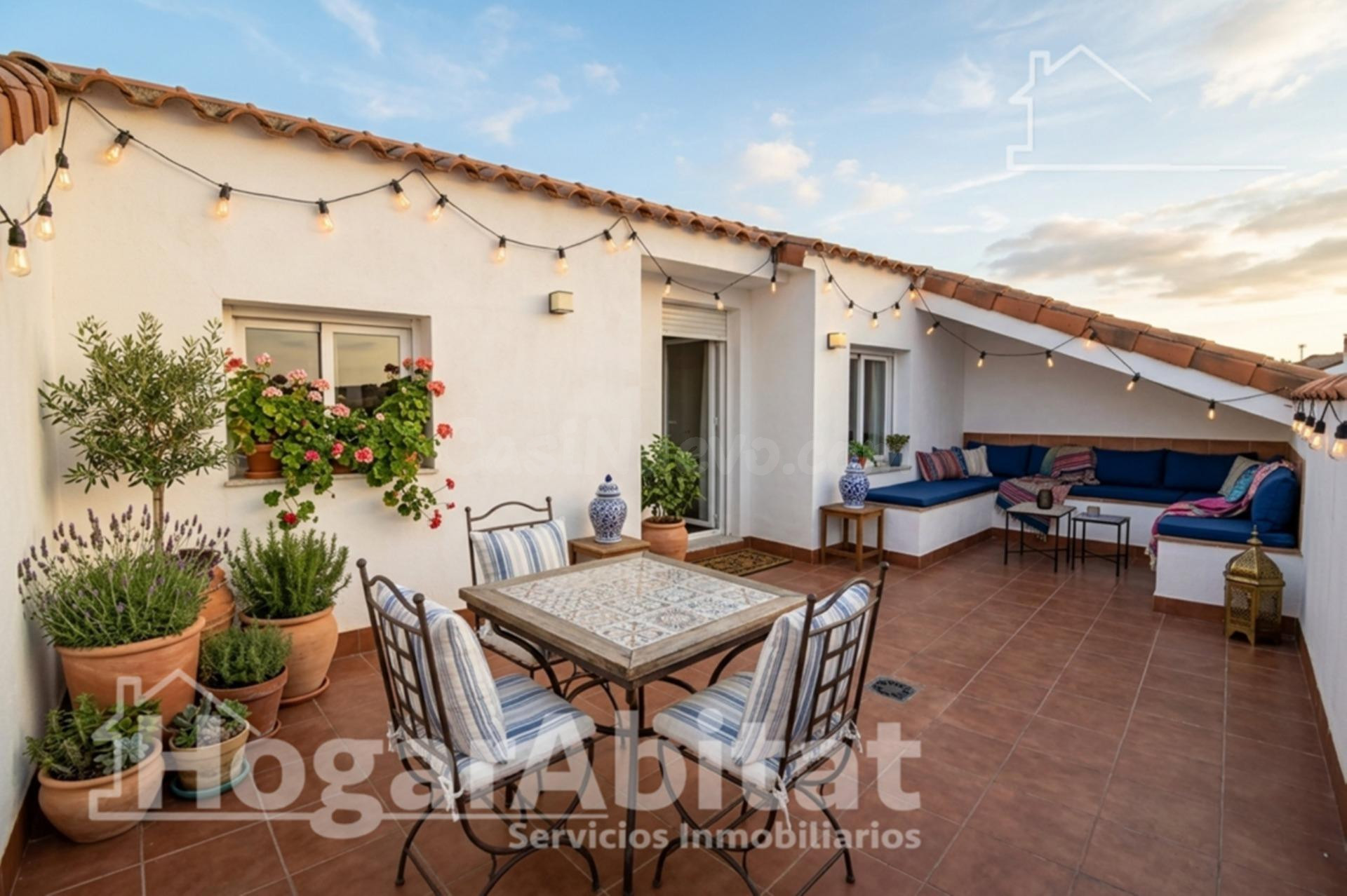 PRECIOSO ÁTIO CON TERRAZA Y TRES BALCONES