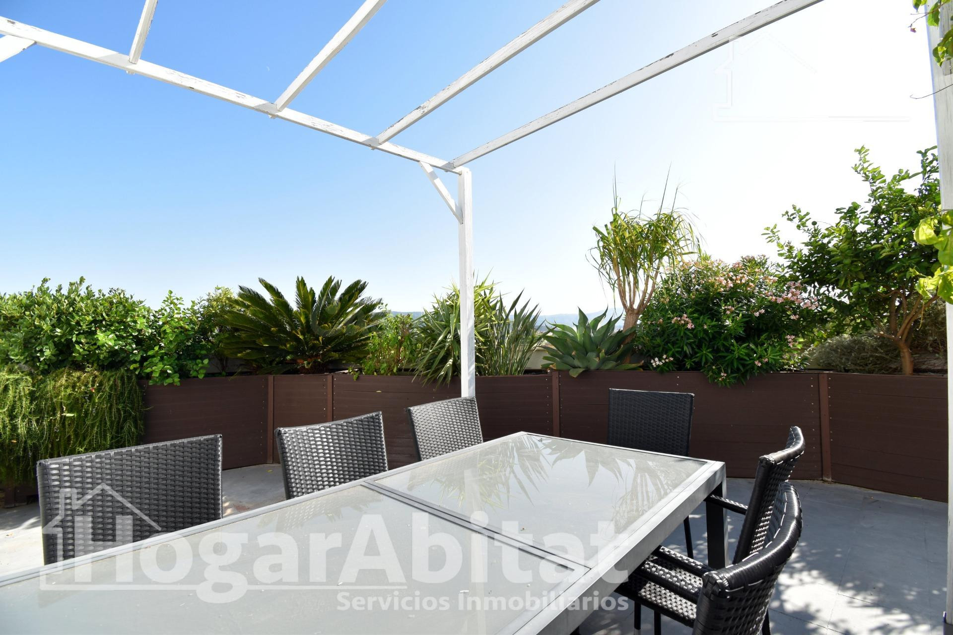 ¡GRAN OPORTUNIDAD! PAREADO REFORMADO, EXTERIOR CON TERRAZA Y ASCENSOR