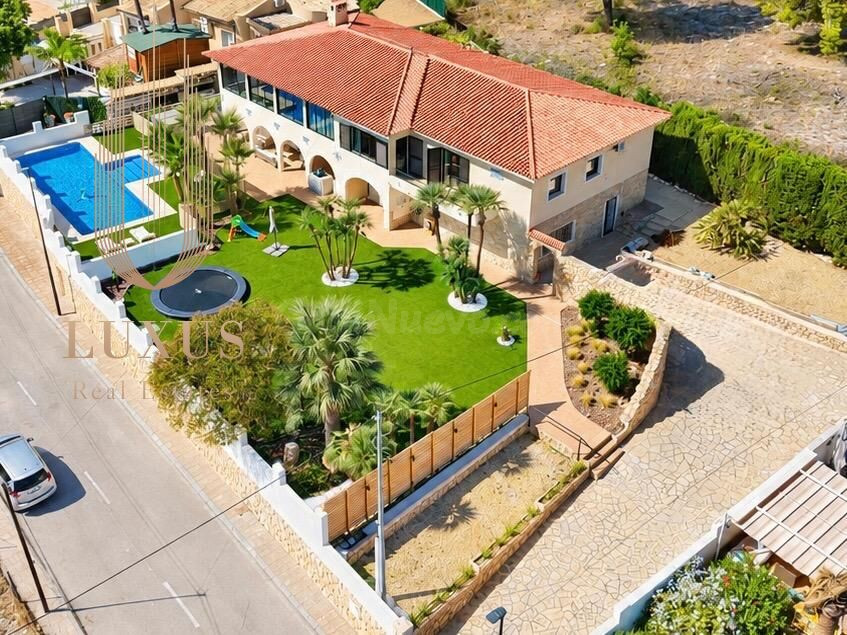 VILLA MEDITERRÁNEA CON GRAN PARCELA, PISCINA Y ESPACIO PARA TODA LA FAMILIA ☀️