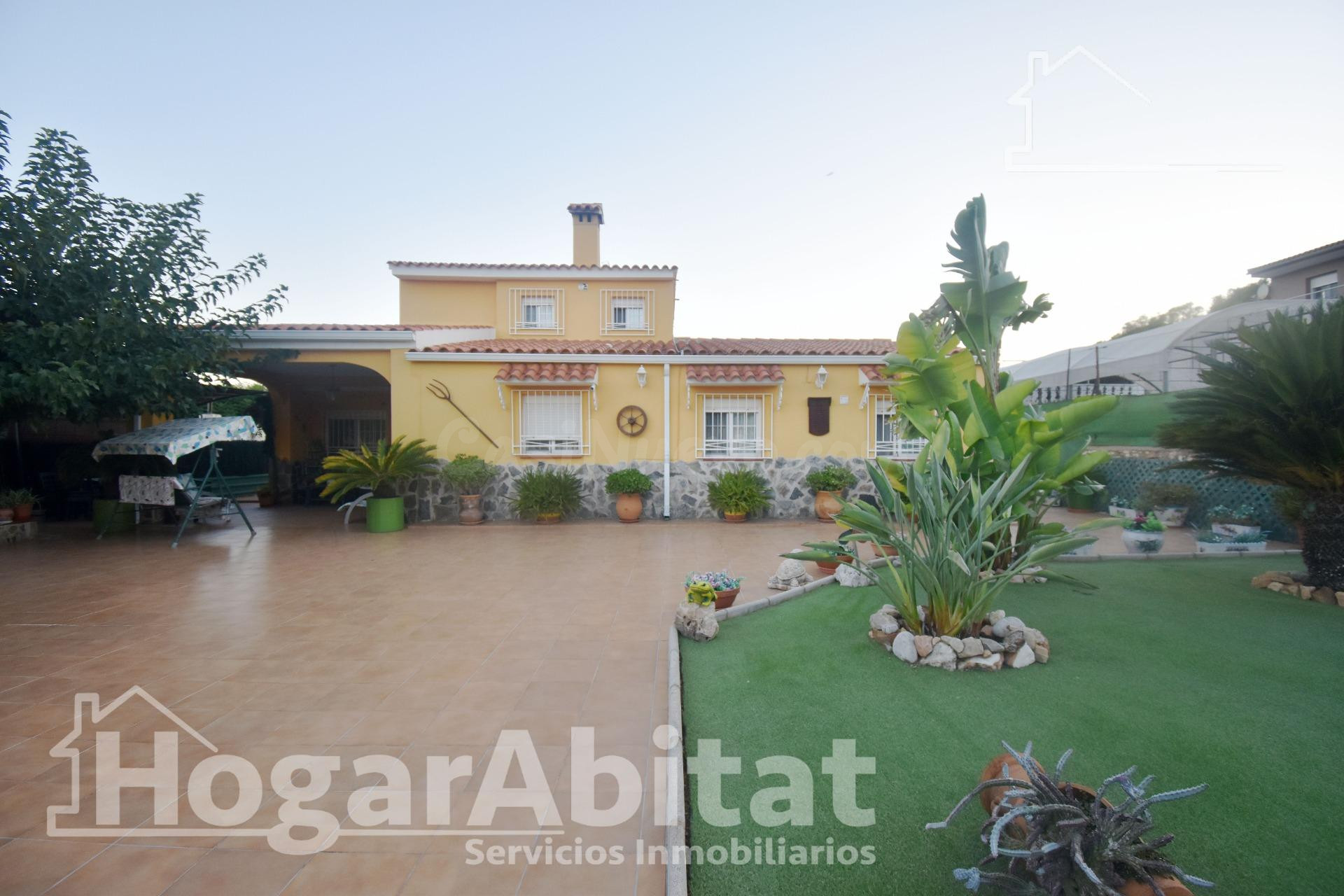 ¡Encantador Chalet! Muy amplio y sofisticado, con gran garaje, terraza, jardín y parcela
