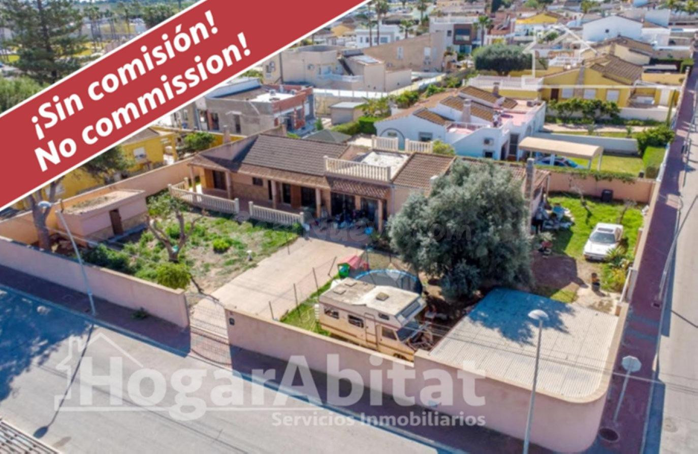 Diseña el hogar de tus sueños frente a la laguna en este gran chalet independiente con solárium y garaje cerrado en Los Balcones