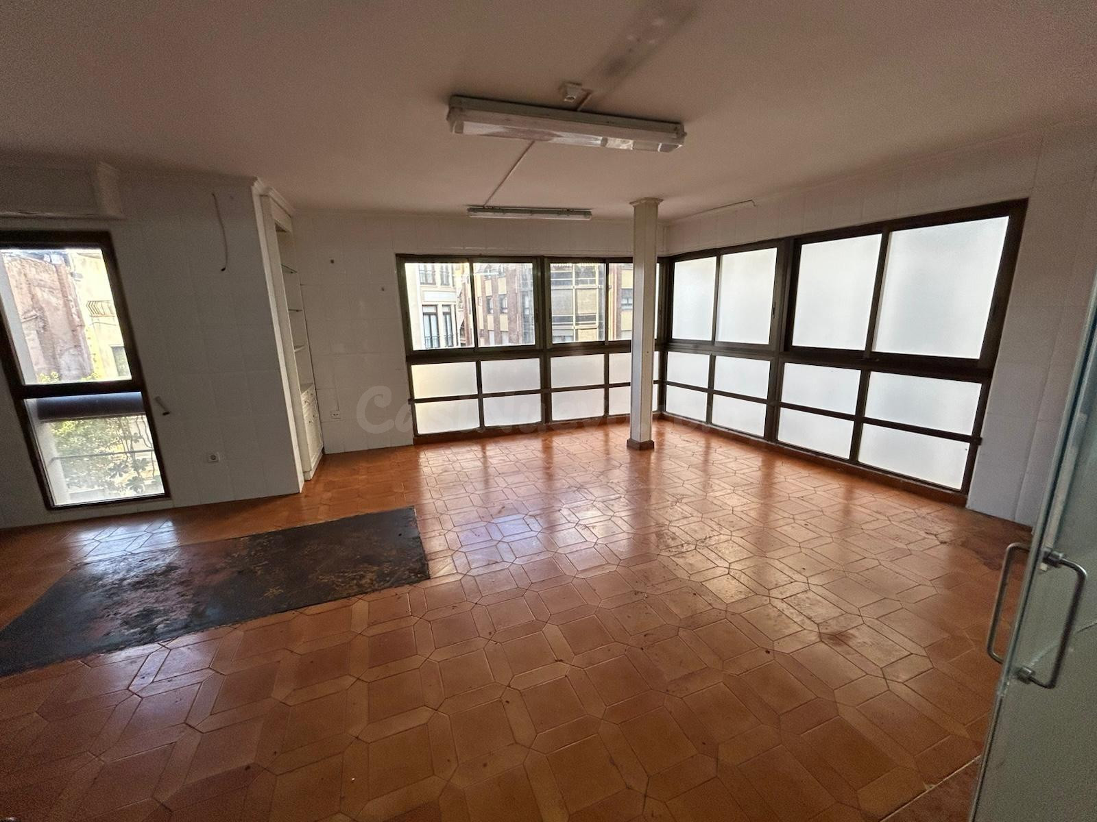 OPORTUNIDAD... SE VENDE  EDIFICIO.. MENOS UNA VIVIENDA ....UBICADO EN PLENO CENTRO DE ALZIRA