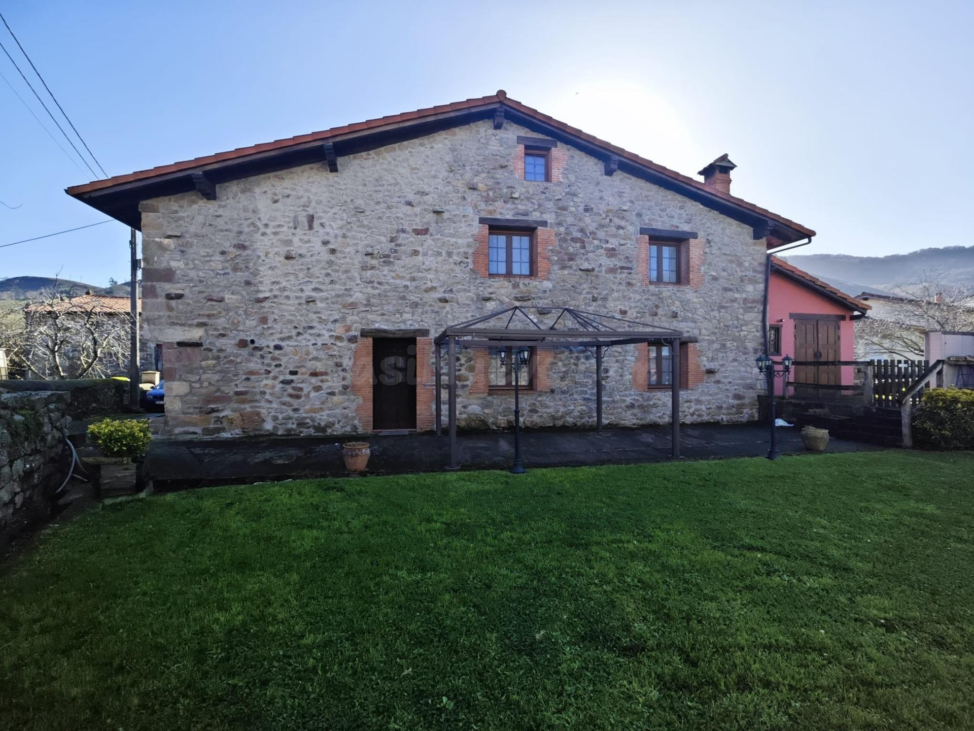 CASA PAREADA CON JARDÍN EN CIEZA