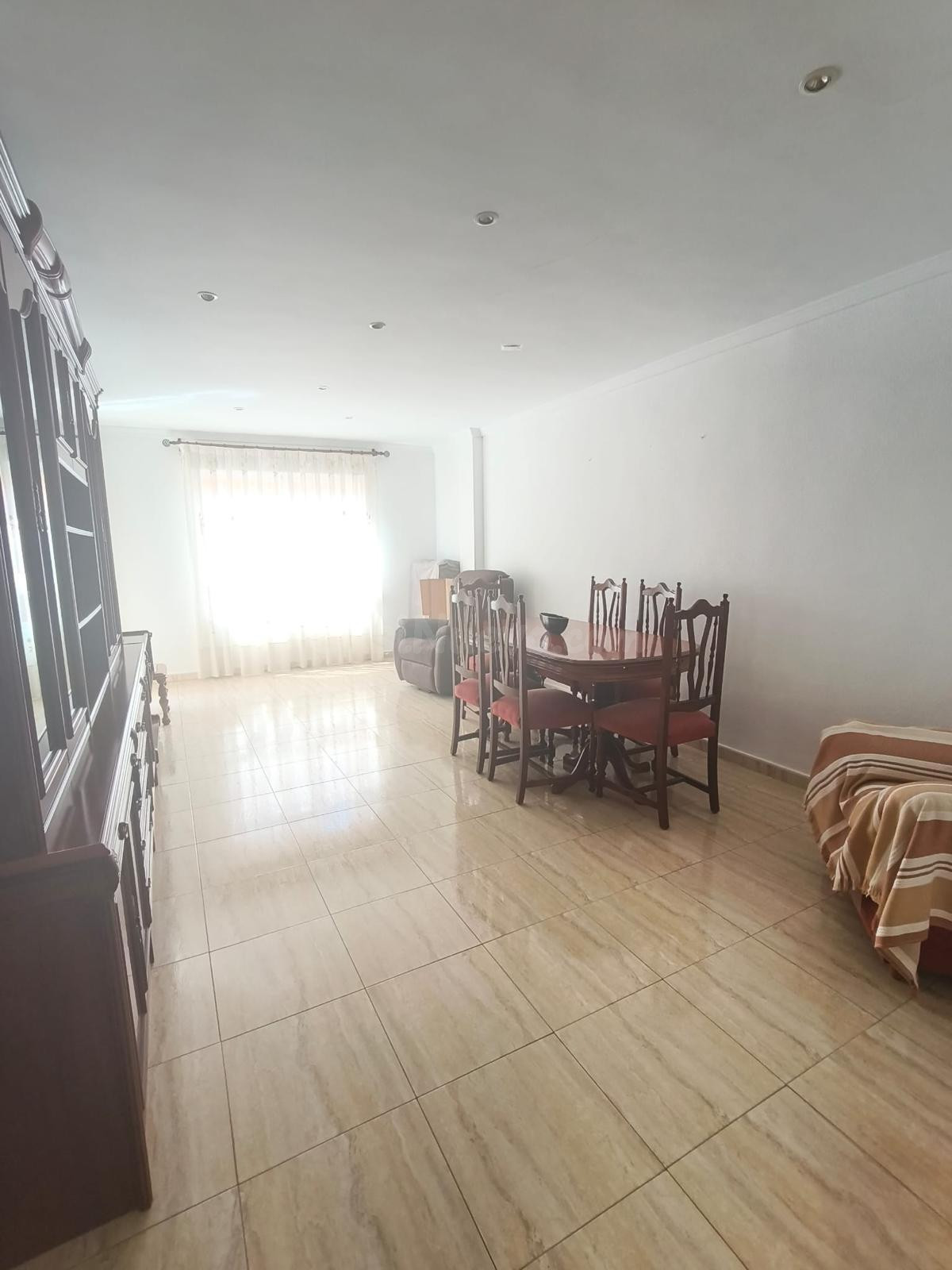 Amplia Vivienda de 4 dormitorios con balcón y ascensor