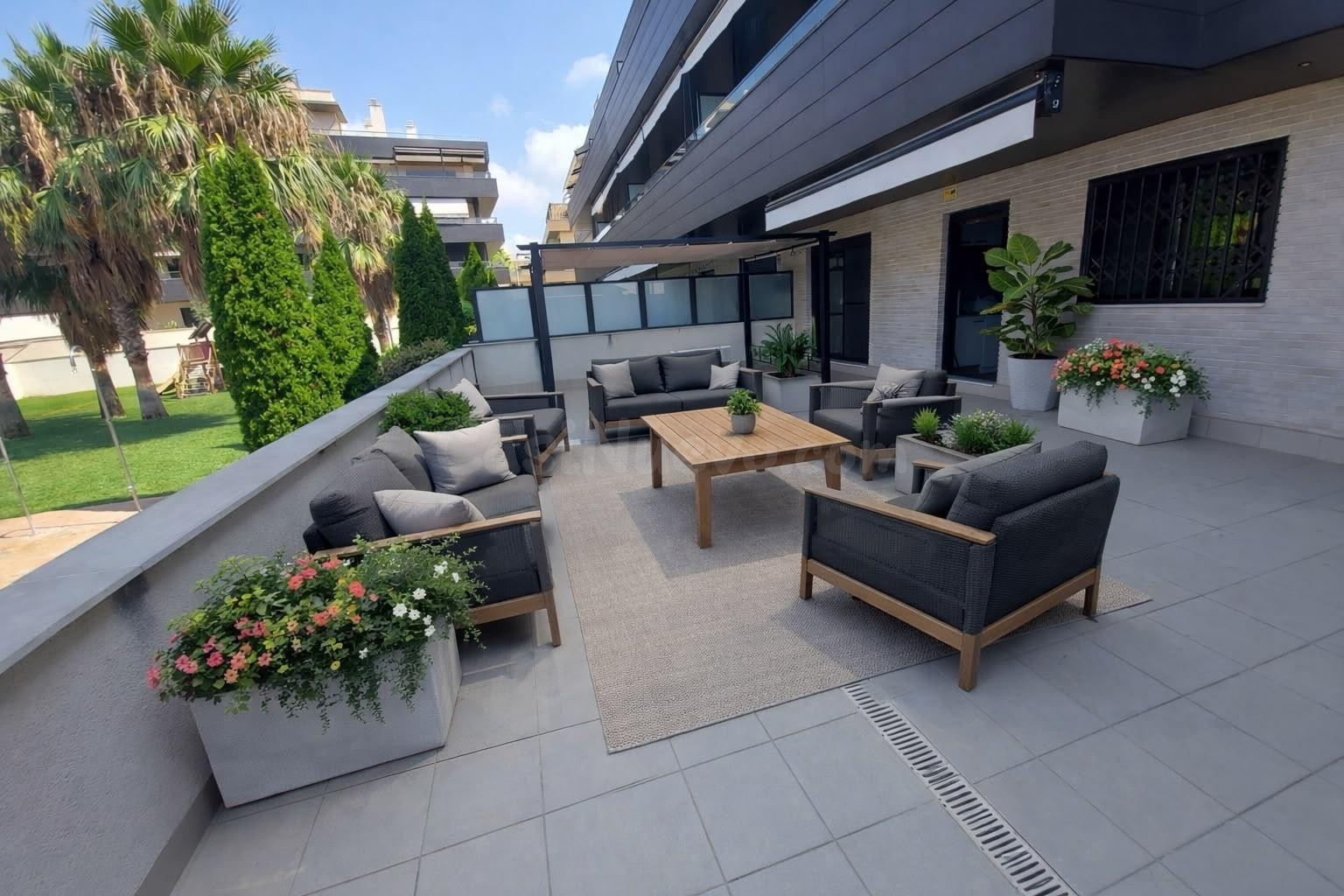 Tu día a día con sabor a vacaciones: planta baja en venta con gran terraza y zona comunitaria en Vilanova i la Geltrú