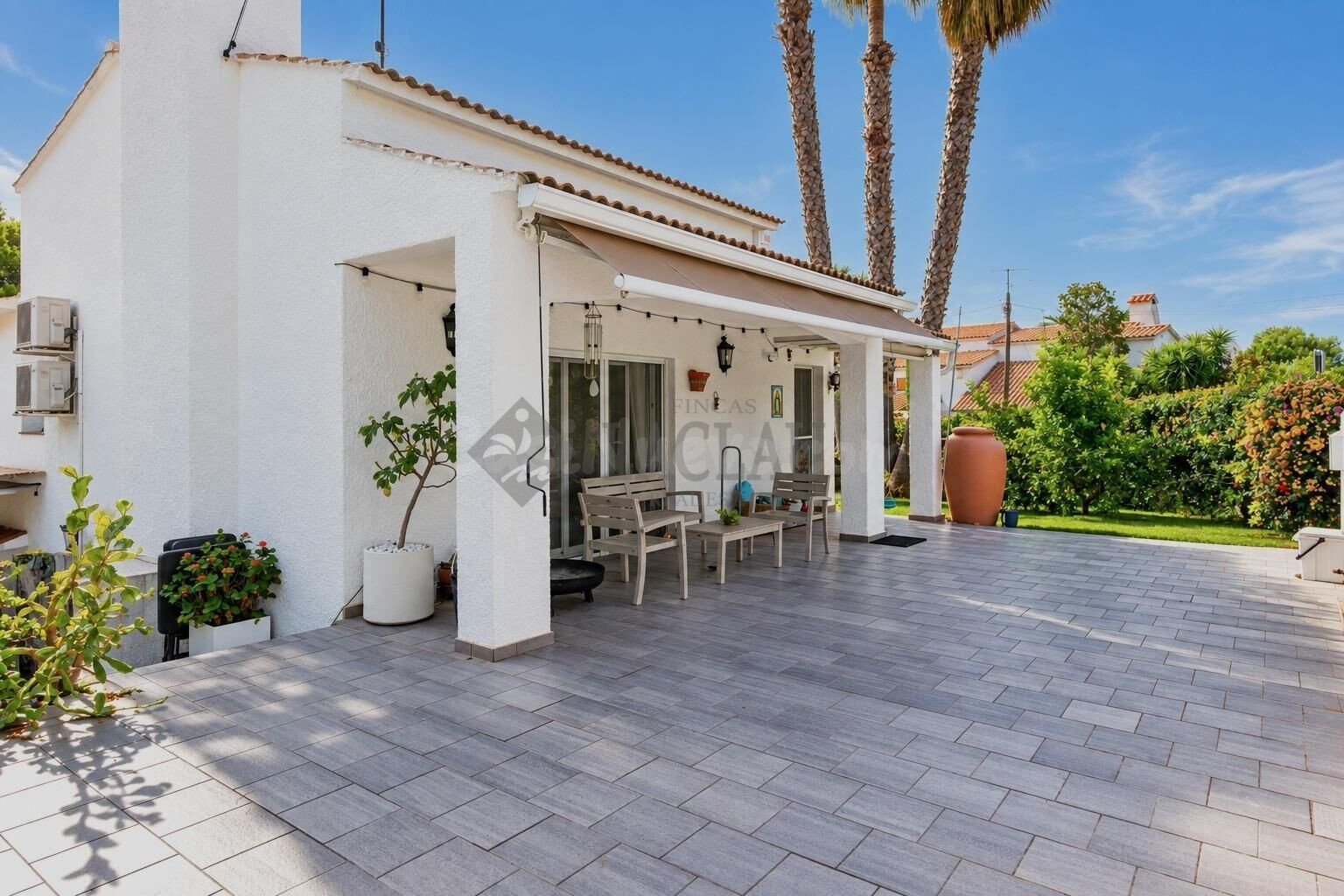 Casa familiar con apartamento independiente, jardín y parking