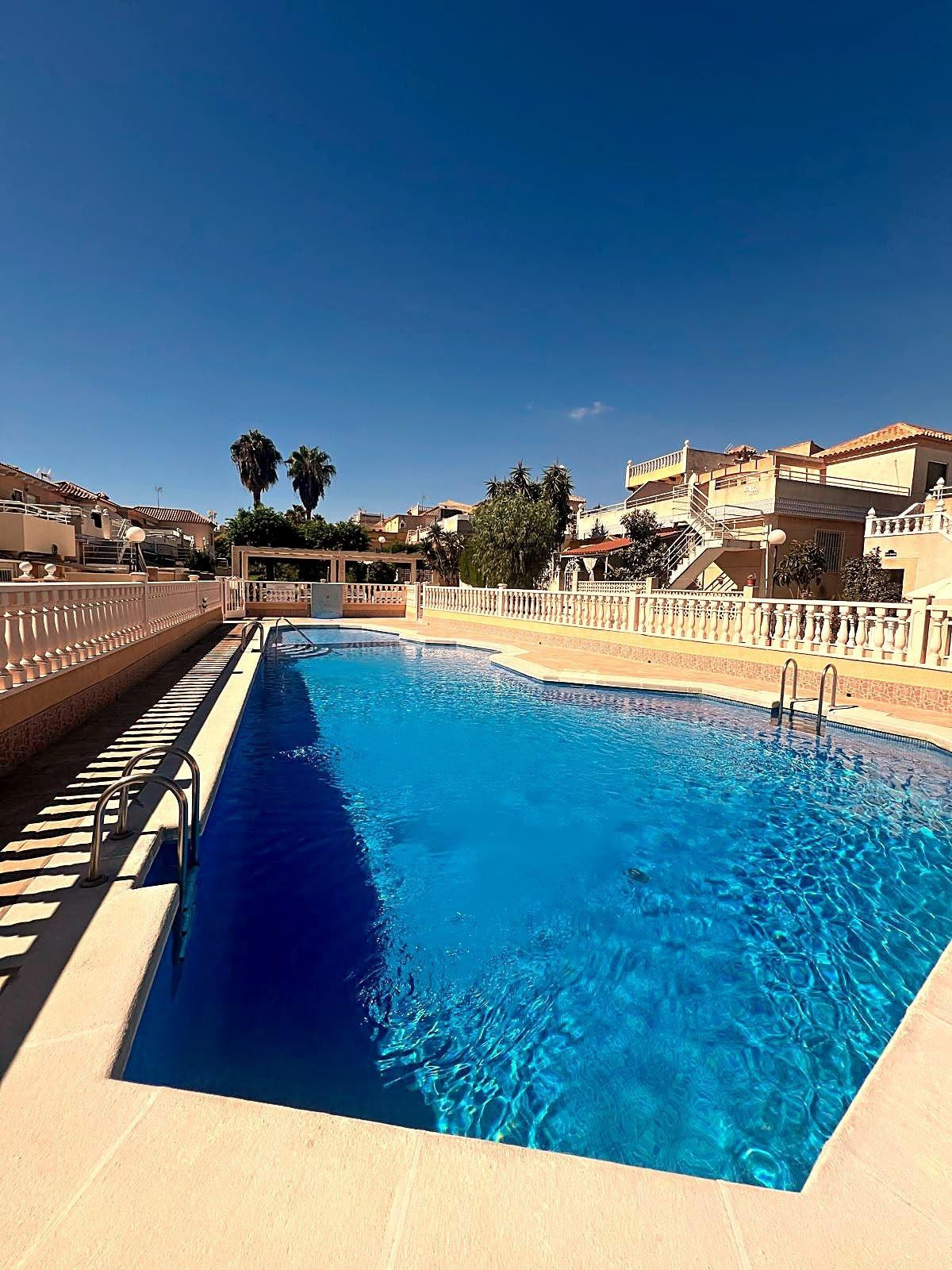 Bungalow con piscina comunitaria, Alicante, Orihuela Costa. 3 habitaciones, 105 m2, 3 kilómetros del mar