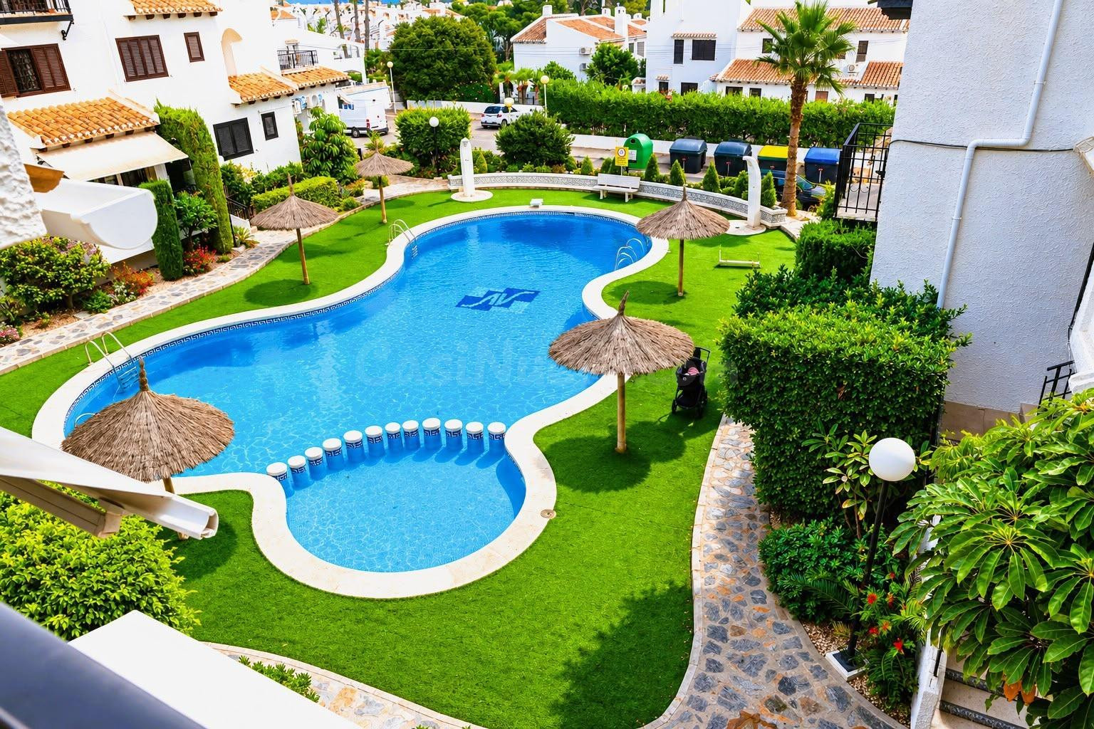 Apartamento con piscina comunitaria, Alicante, Orihuela Costa. 2 habitaciones, 71 m2, 600 metros del mar