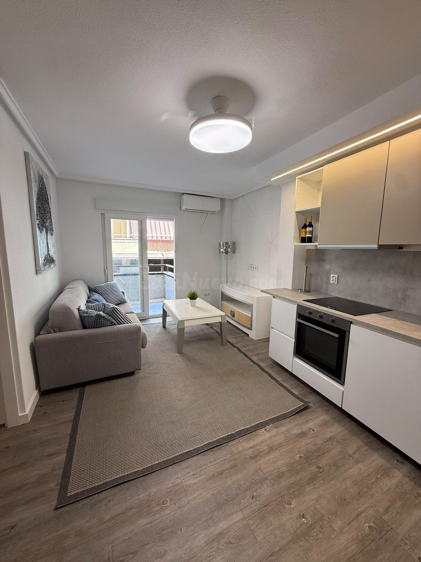 Apartamento reformado con terraza, Alicante, Torrevieja. 2 habitaciones, 50 m2, a 450 metros del mar