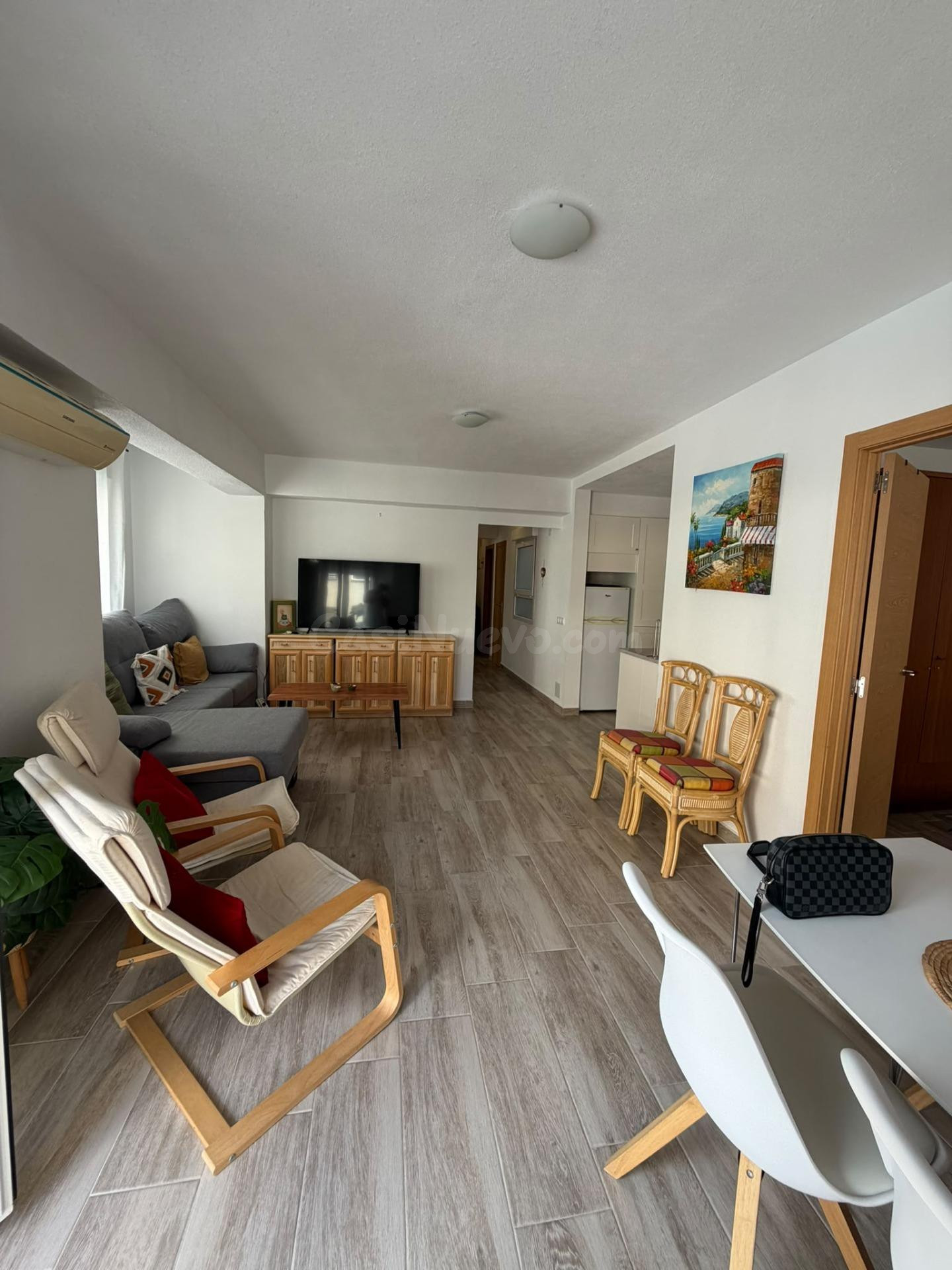Apartamento reformado con terraza, Alicante, Torrevieja. 3 habitaciones, 100 m2, 90 metros del mar