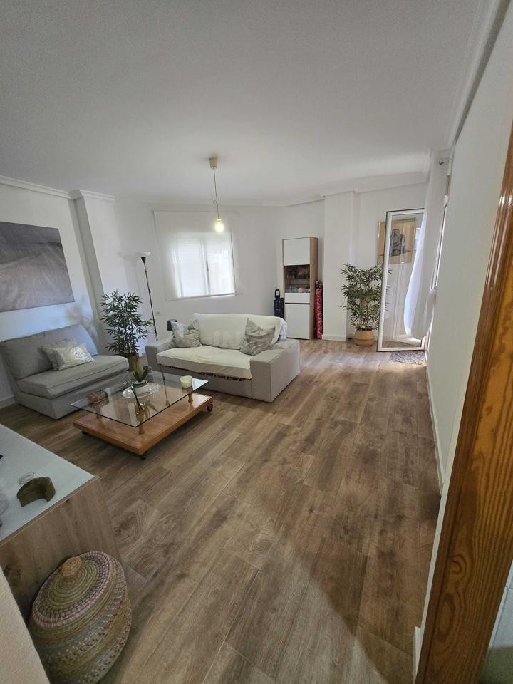 Apartamento reformado con terraza, Alicante, Torrevieja. 2 habitaciones, 63 m2, 900 metros del mar