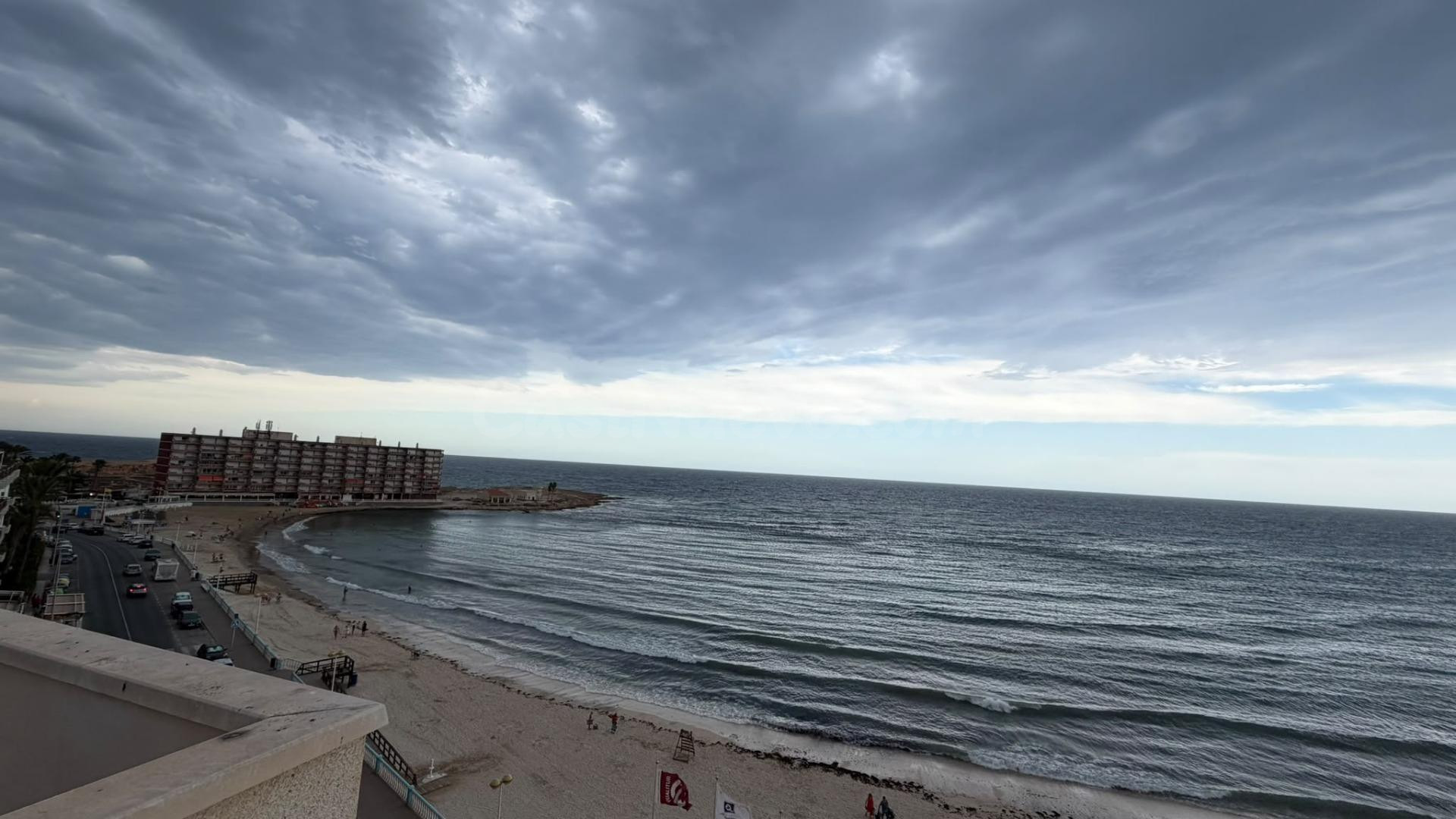 Apartamento con terraza, Alicante, Torrevieja, Playa de los Locos. 3 habitaciones, 116 m2, 30 metros del mar