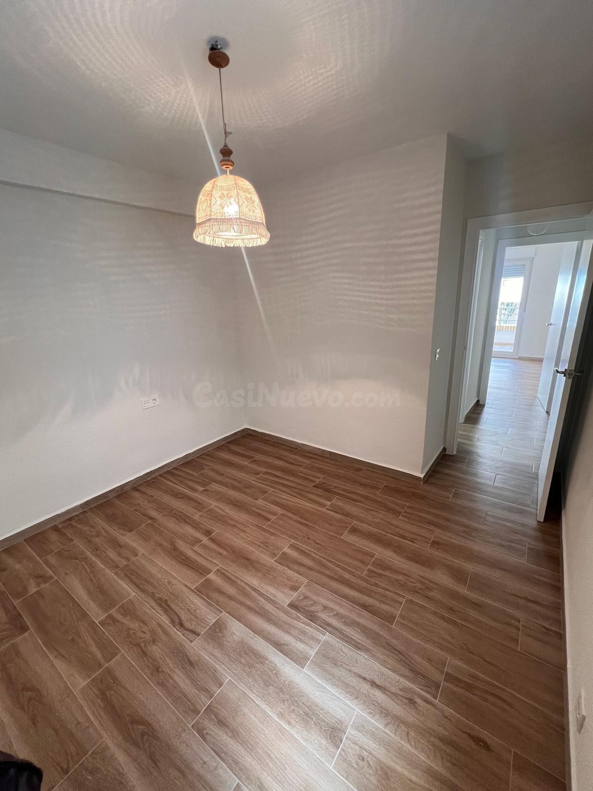 Apartamento con terraza, Alicante, Torrevieja. 2 habitaciones, 80 m2, 90 metros al mar