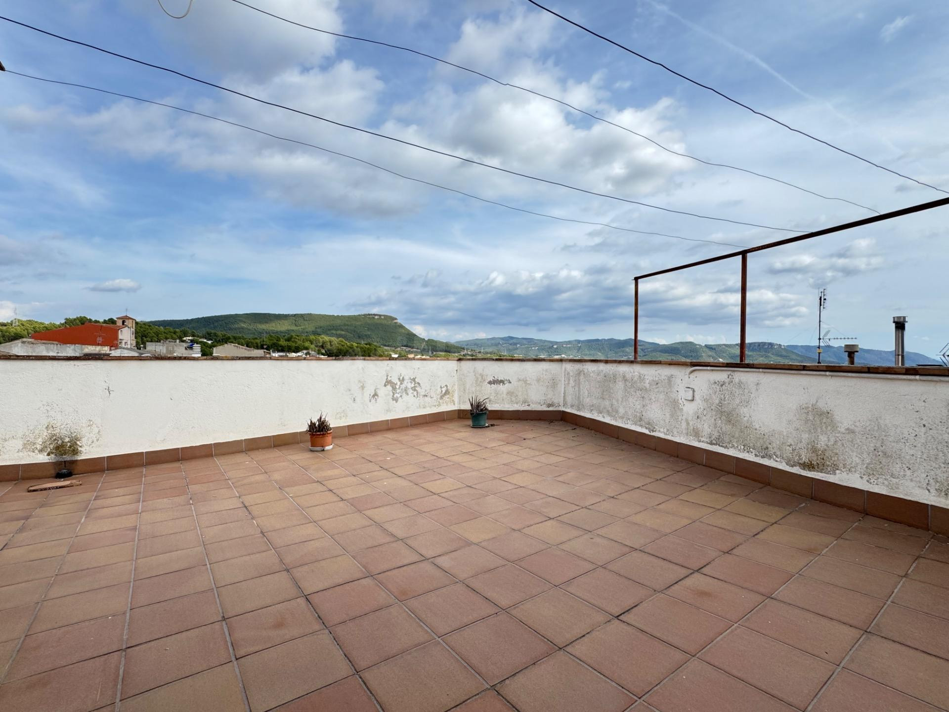 Casa esquinera en el centro de Òdena: dos pisos, grandes ter - foto 3