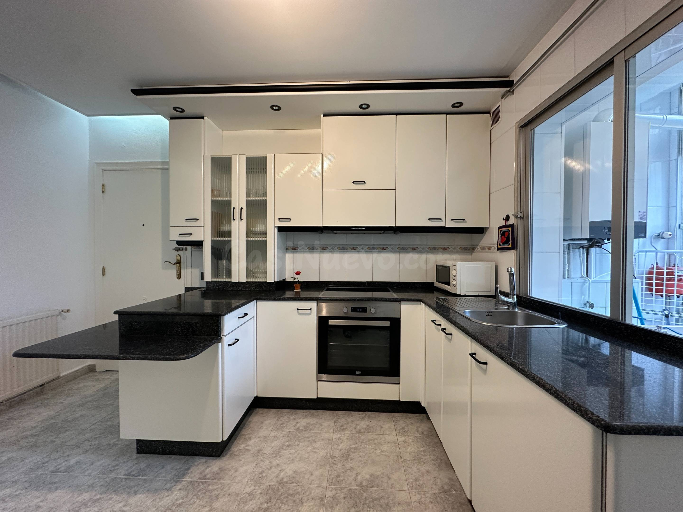 Amplio piso de 4 habitaciones con terraza y garaje en Rúa Er - foto 3