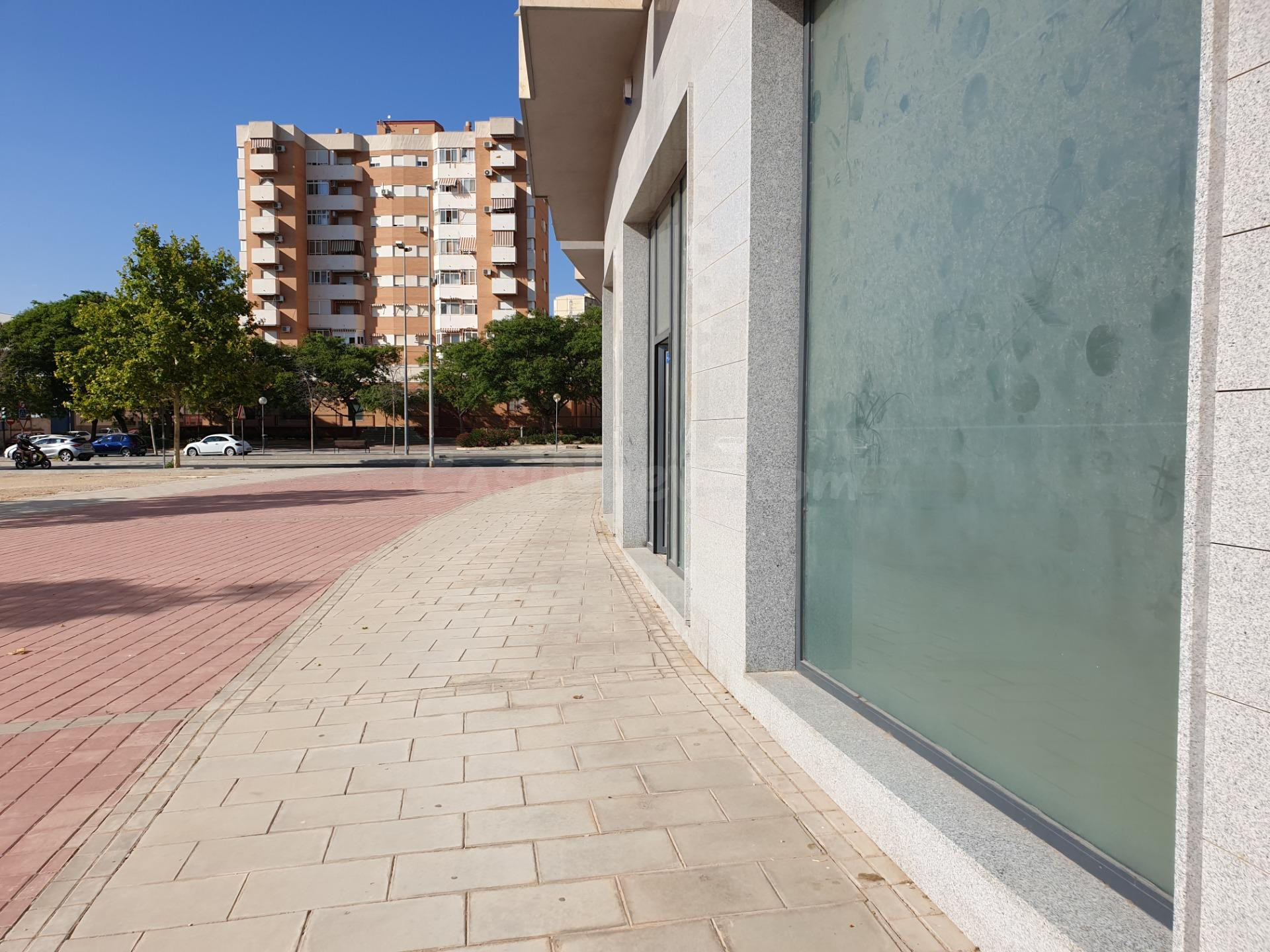 LOCAL EN LA AVENIDA DE RONDA