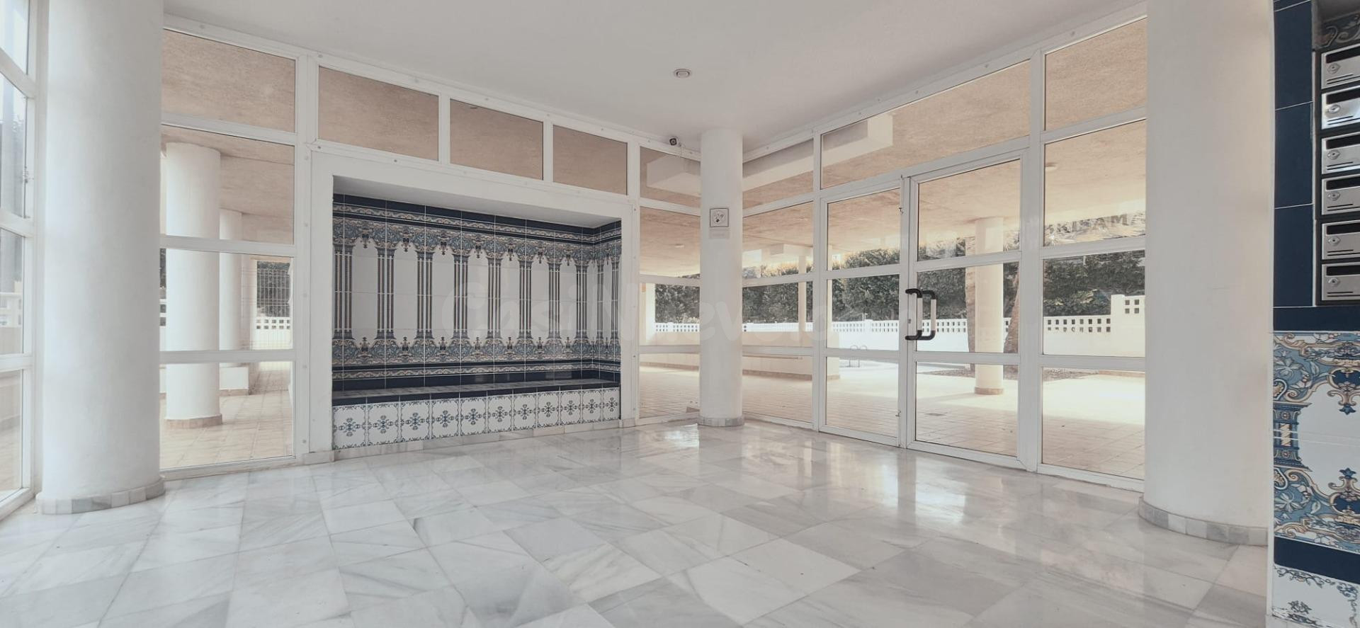 Se vende piso de 2 dormitorios con amplia terraza, garaje y trastero en Aguadulce Sur