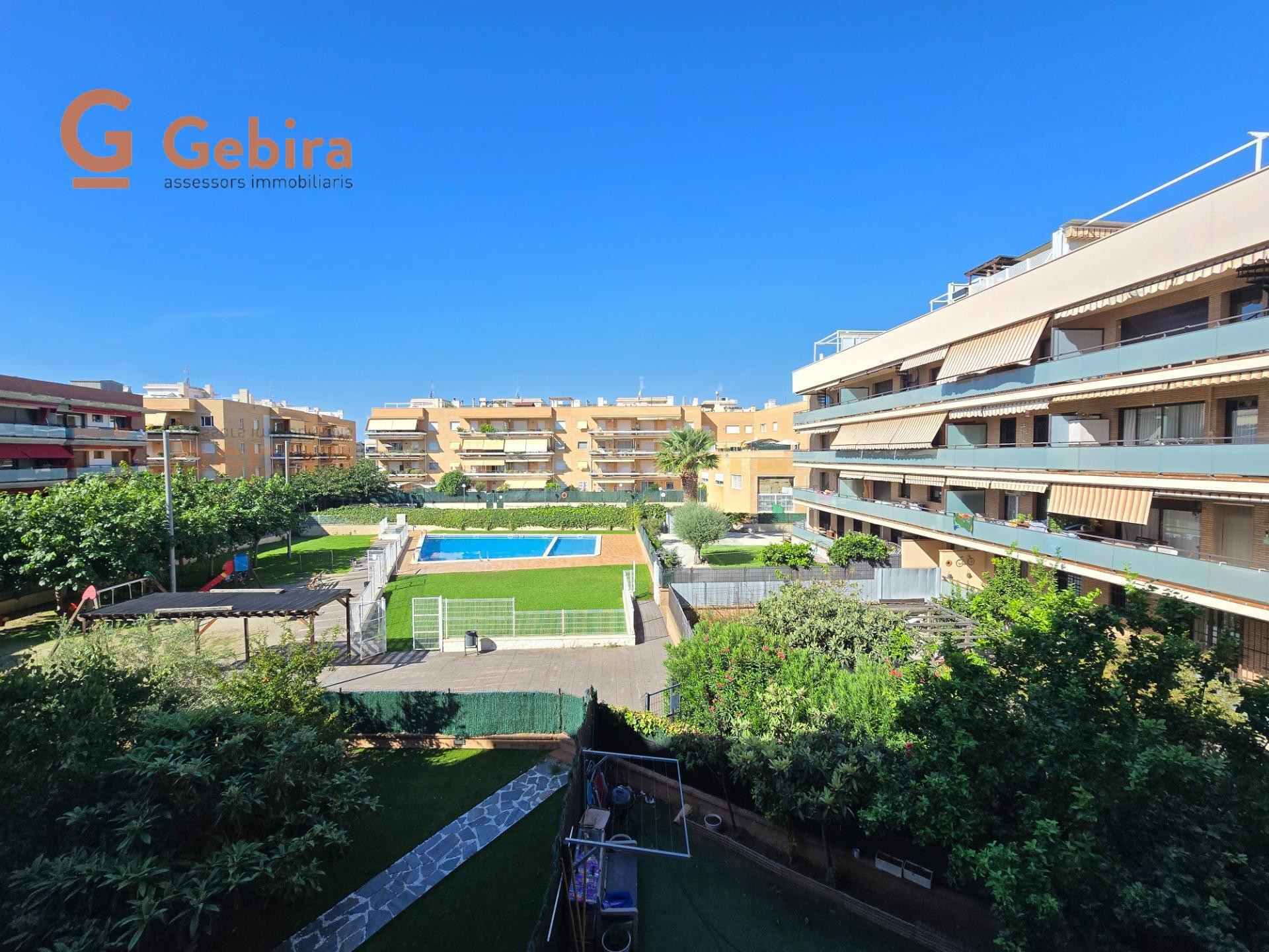 ¡BOMBAZO EN CUNIT! Vivienda impecable con terraza, piscina, parking y trastero