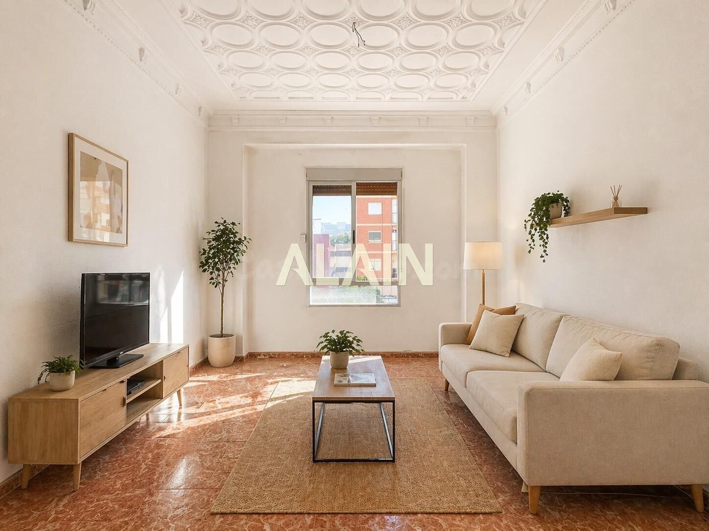 Vivienda amplia con techos emblemáticos y gran potencial en zona privilegiada de Valencia