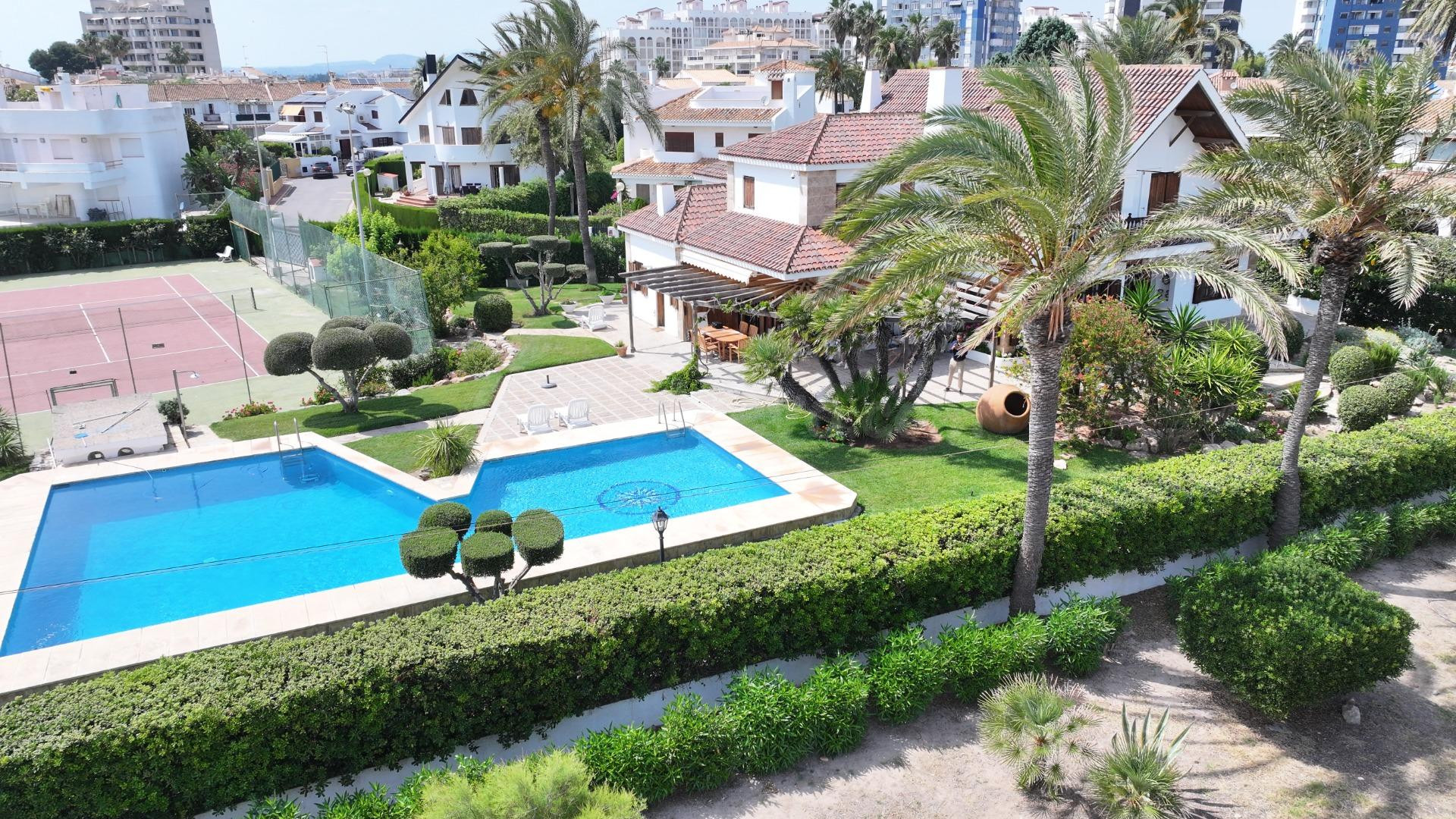 Excepcional villa en primera línea del Mediterráneo, a 15 minutos de Valencia