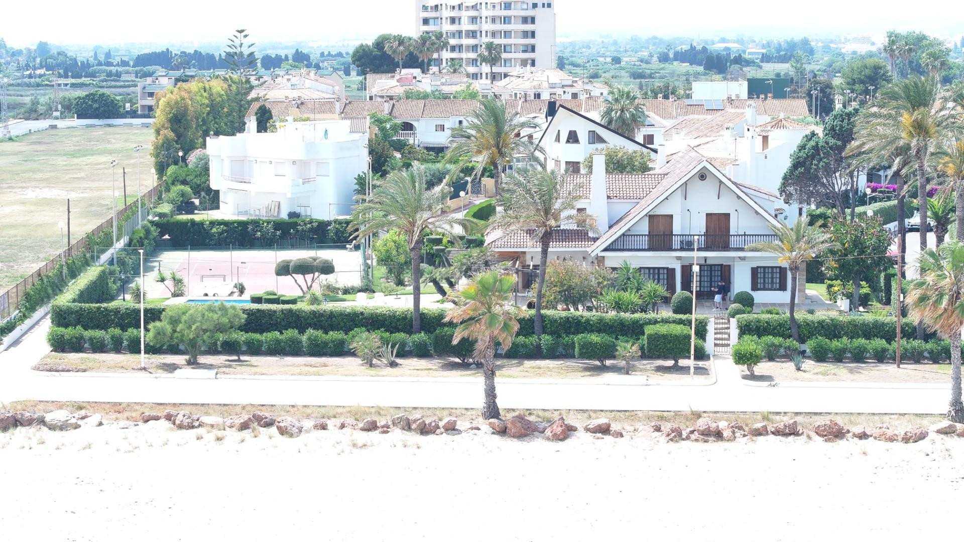Excepcional villa en primera línea del Mediterráneo, a 15 mi - foto 2