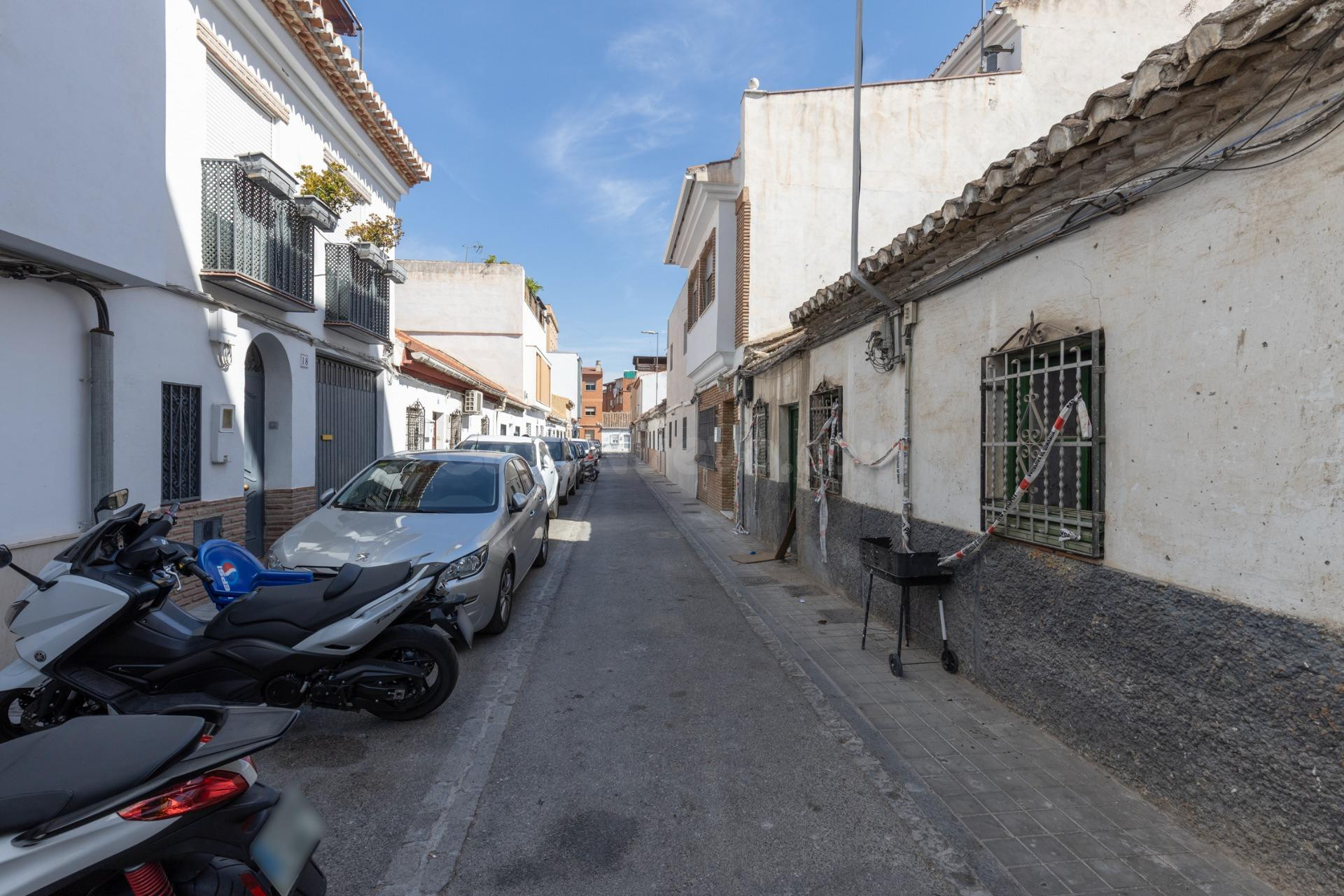 SE VENDE CASA SOLAR EN CALLE GUADALAJARA, EN EL ZAIDÍN.