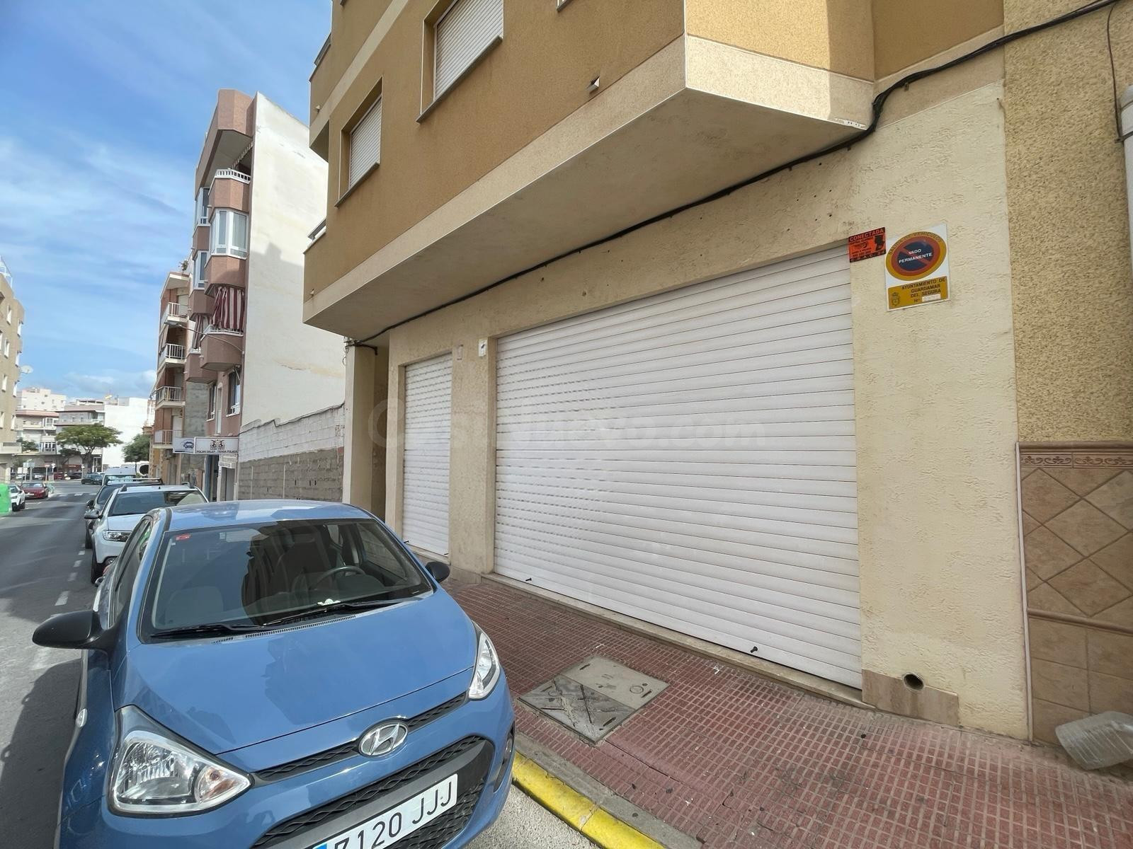 Local comercial de 182 m2 distribuido en dos plantas en Guardamar del Segura