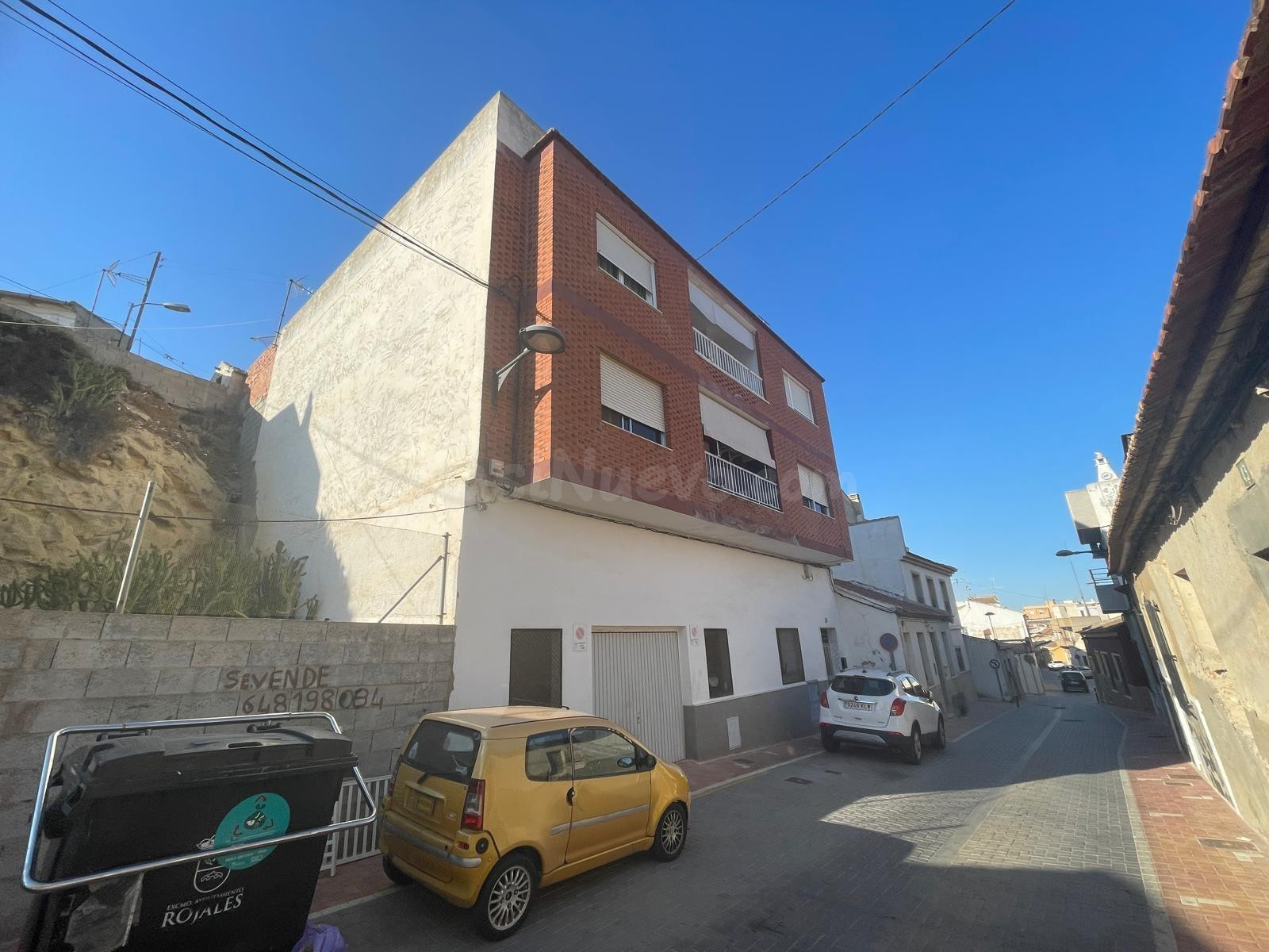 Amplio apartamento de 4 dormitorios con patio privado y solárium en Rojales