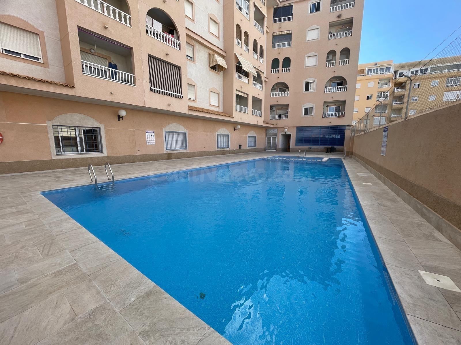 Apartamento exterior con vistas despejadas y piscina comunitaria en Torrevieja