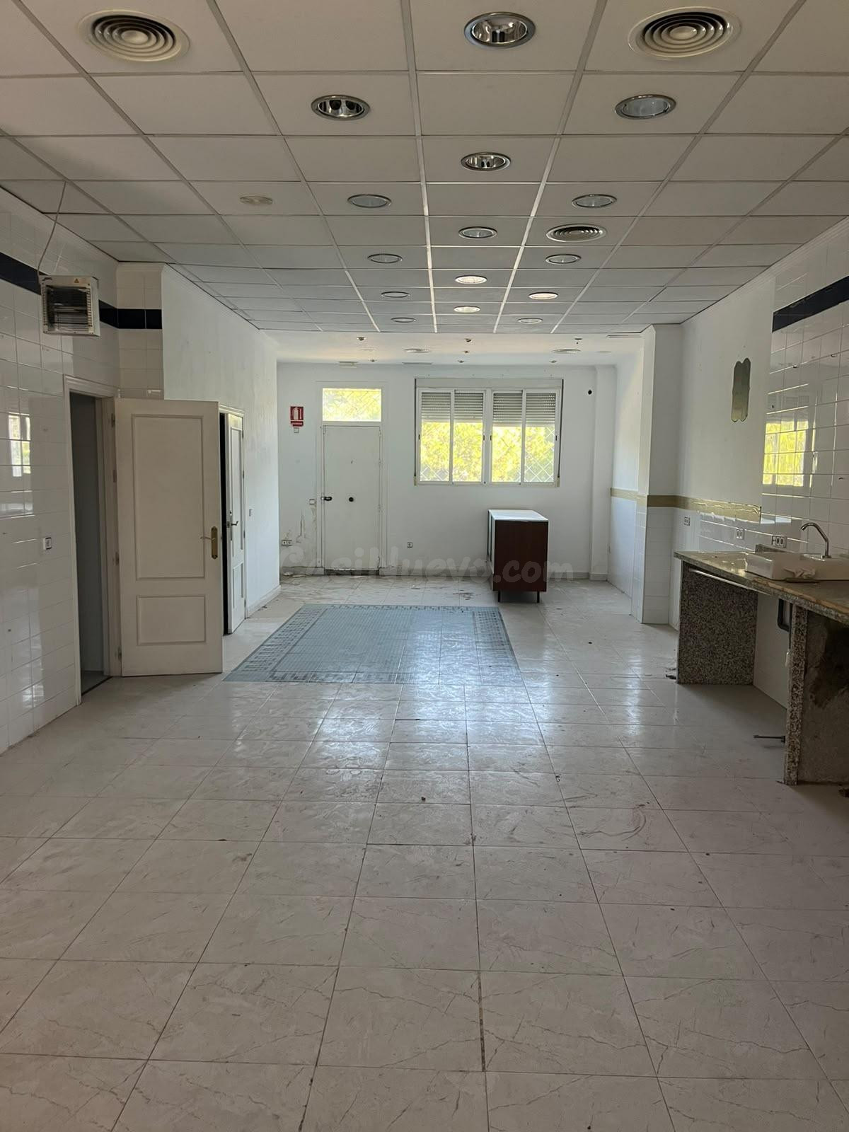 Local comercial 124 m2 en Huelva con alta visibilidad - foto 2