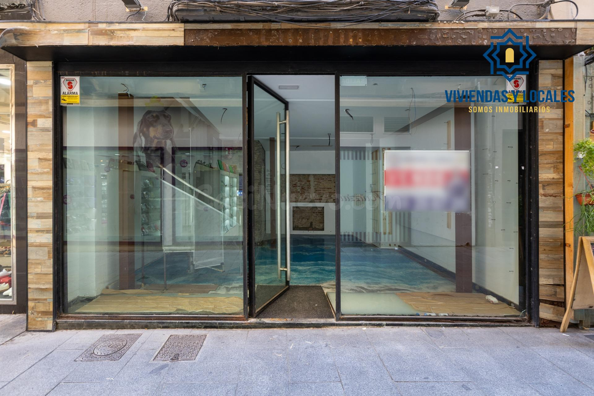 ATENCIÓN INVERSORES. Edificio comercial en pleno centro de Granada, entre Puentezuelas y Alhóndiga