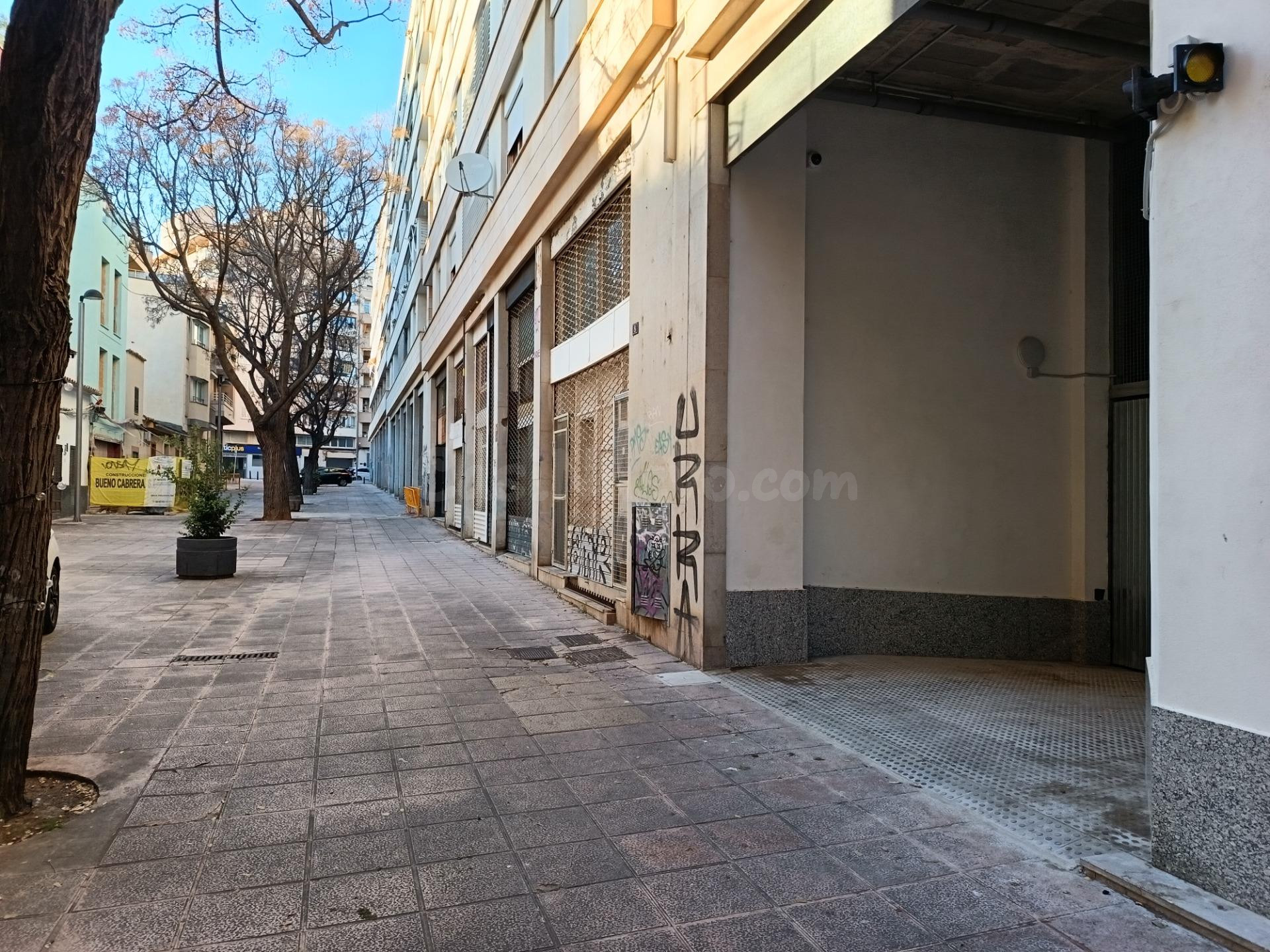 Plaza de parking en alquiler para coche y motos junto a Moli - foto 3
