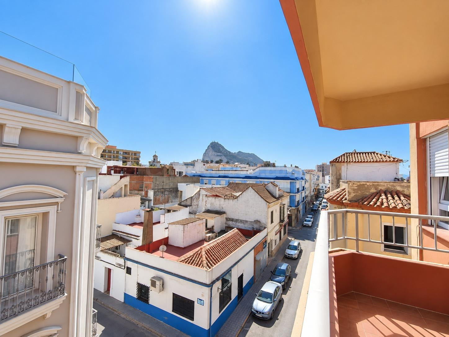 AMPLITUD, LUZ Y VISTAS AL PEÑÓN EN PLENO CENTRO DE LA LÍNEA