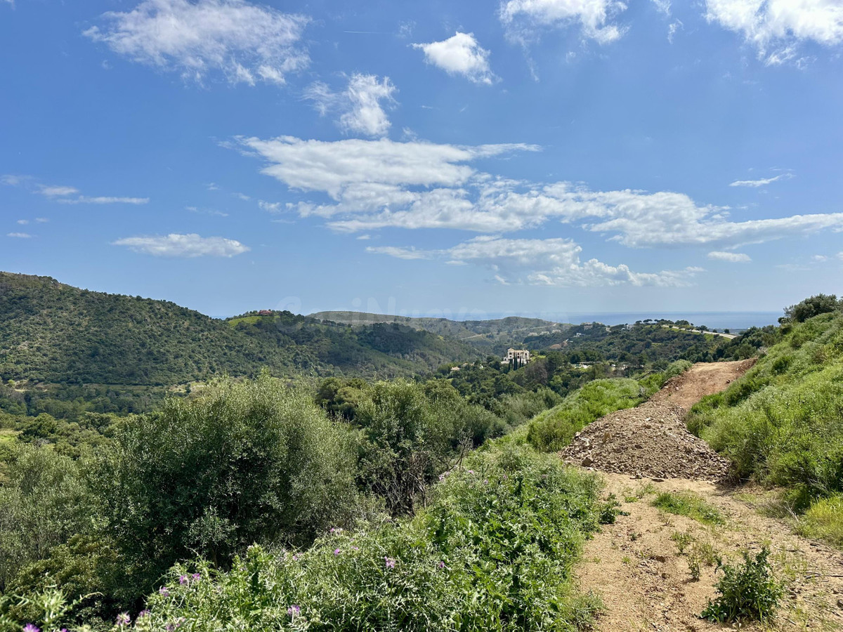 Parcela exclusiva Montemayor Benahavís con vistas al mar