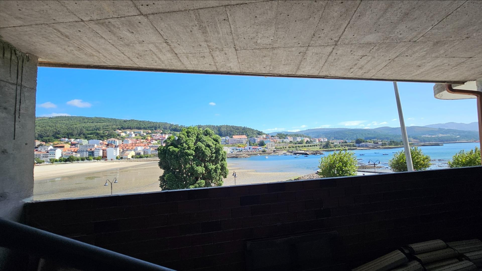 Local con vistas al mar y potencial residencial o turístico junto a la playa de Cee