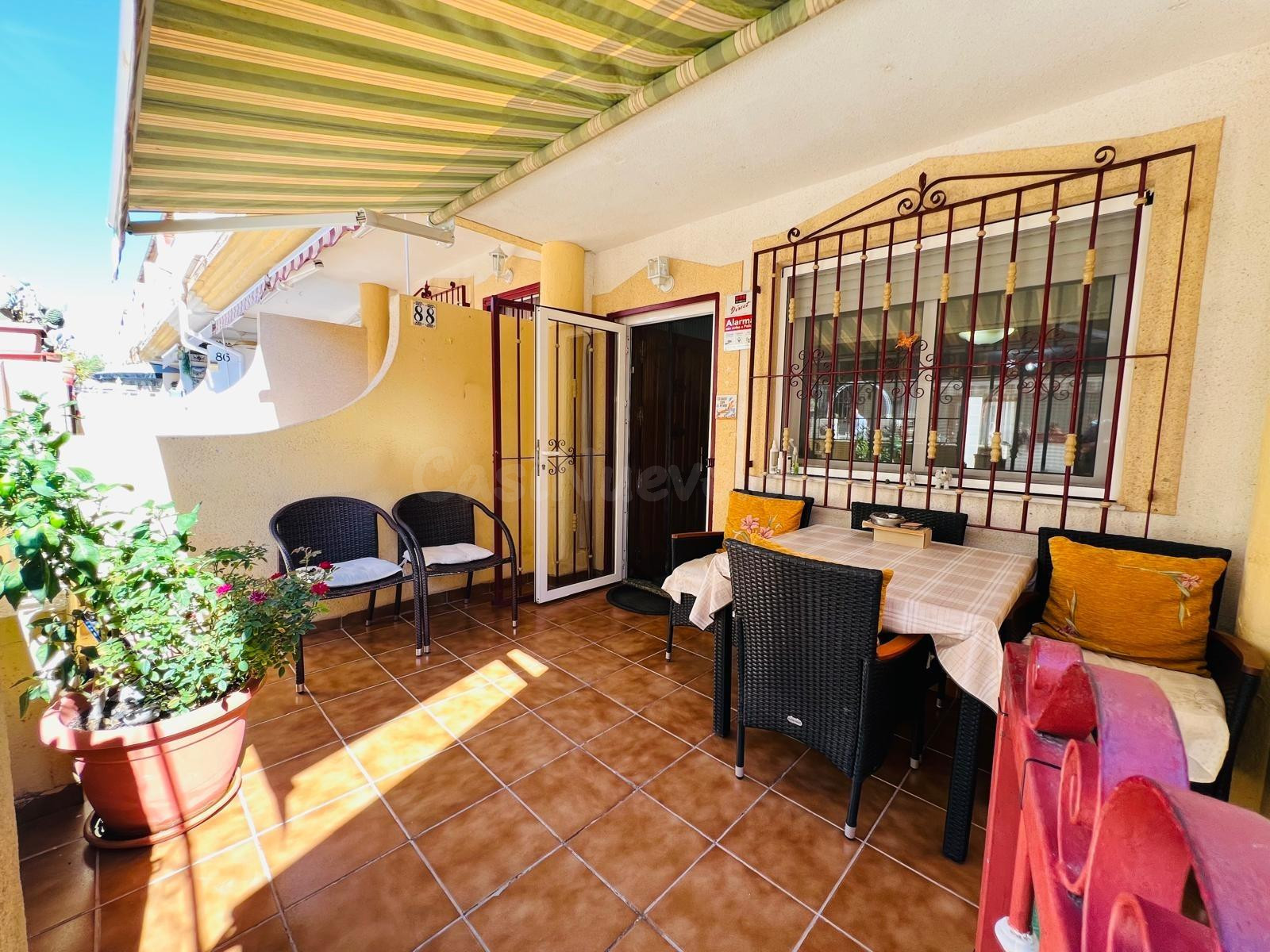 Chalet adosado de 3 dormitorios con terraza y piscina comunitaria en Playa Flamenca