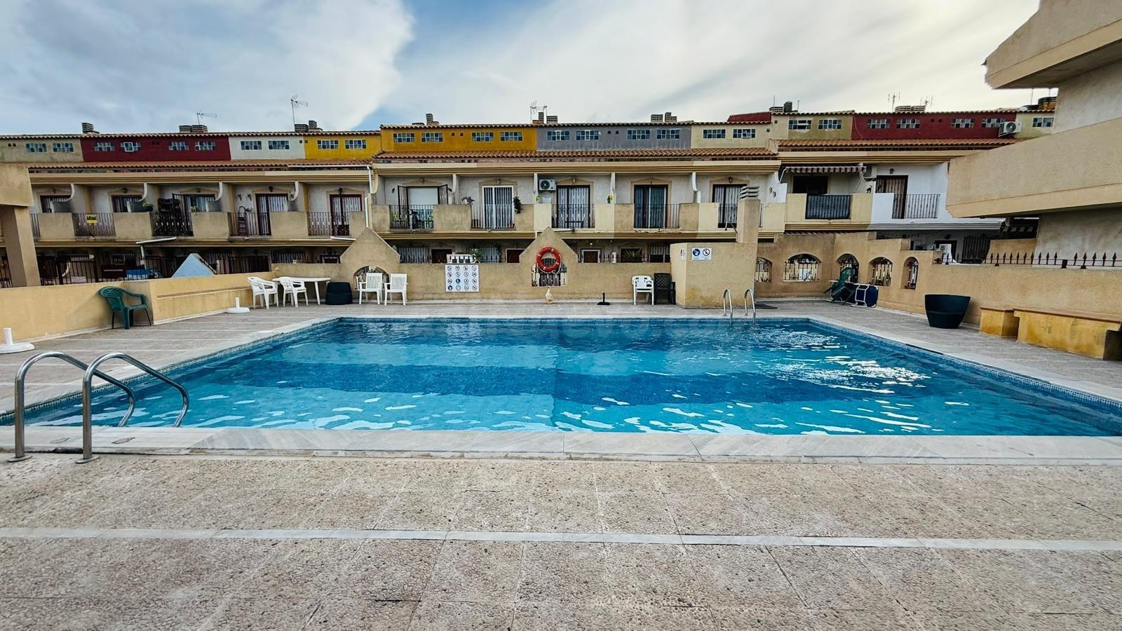 Chalet adosado de 3 dormitorios con garaje y piscina comunitaria en Playa Flamenca