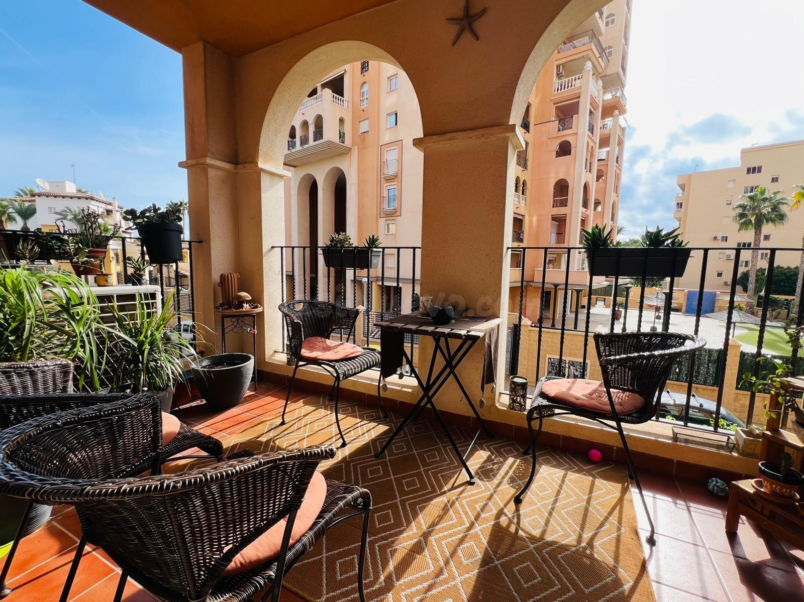 Apartamento de 2 dormitorios con terraza y piscina en Atalayas, Torrevieja