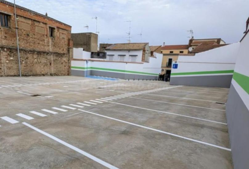 PALAMÓS: ALQUILER ANUAL DE PLAZA DE PARQUING CÉNTRICA, EN RECINTO AL DESCUBIERTO.