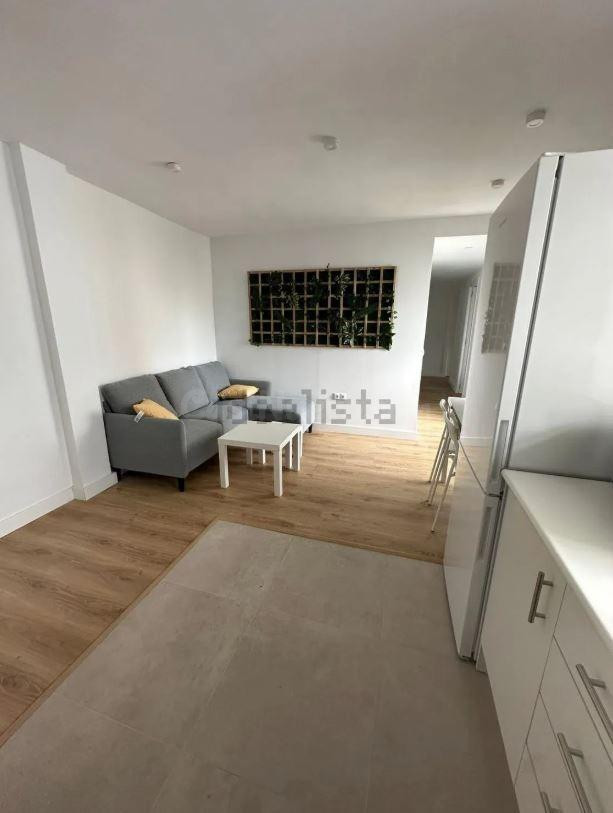 Totalmente reformada, exterior y con terraza.