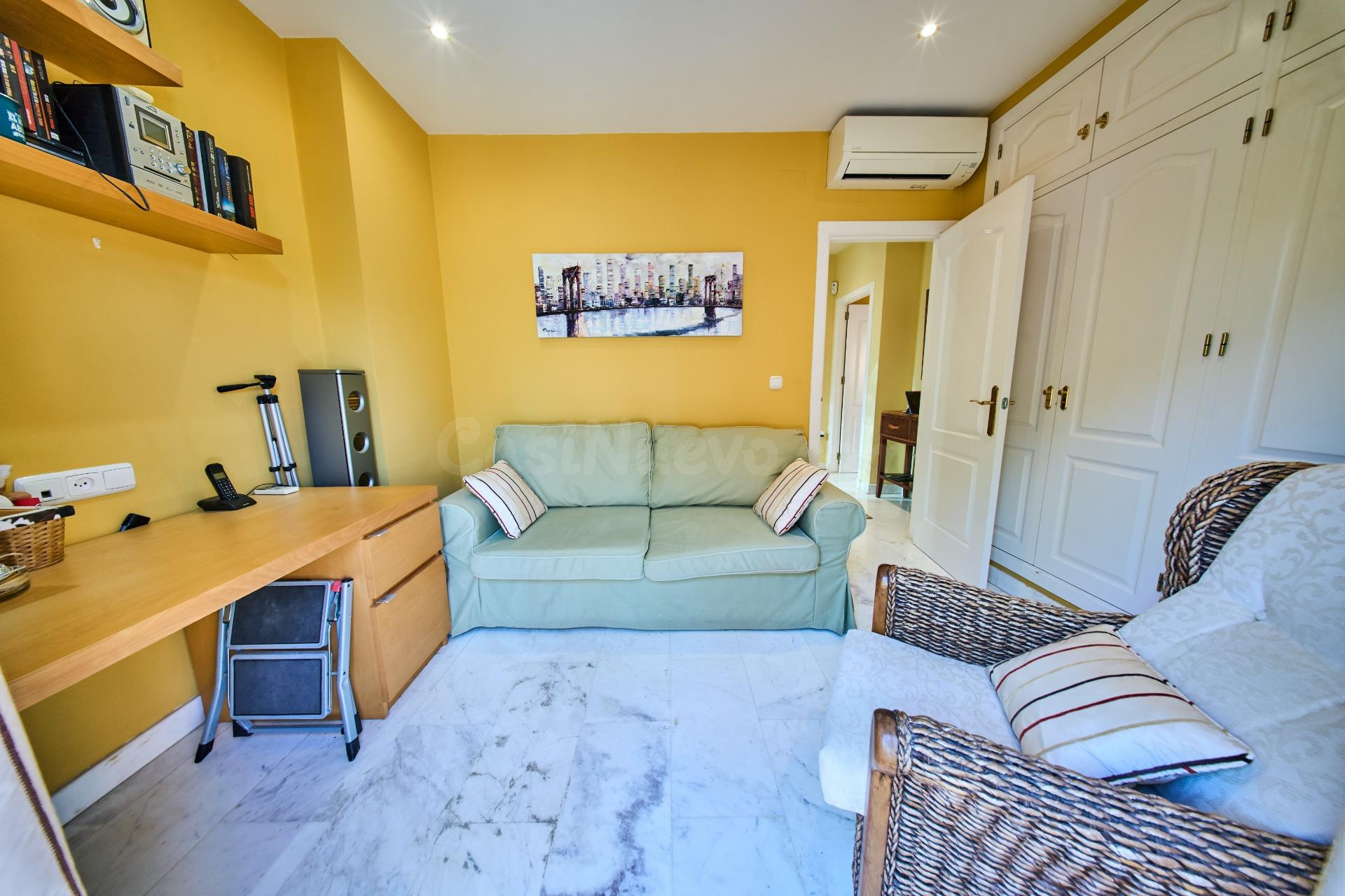 AMPLIA CASA DE 5 DORMITORIOS CON GARAJE, GRANDES TERRAZAS Y  - foto 4